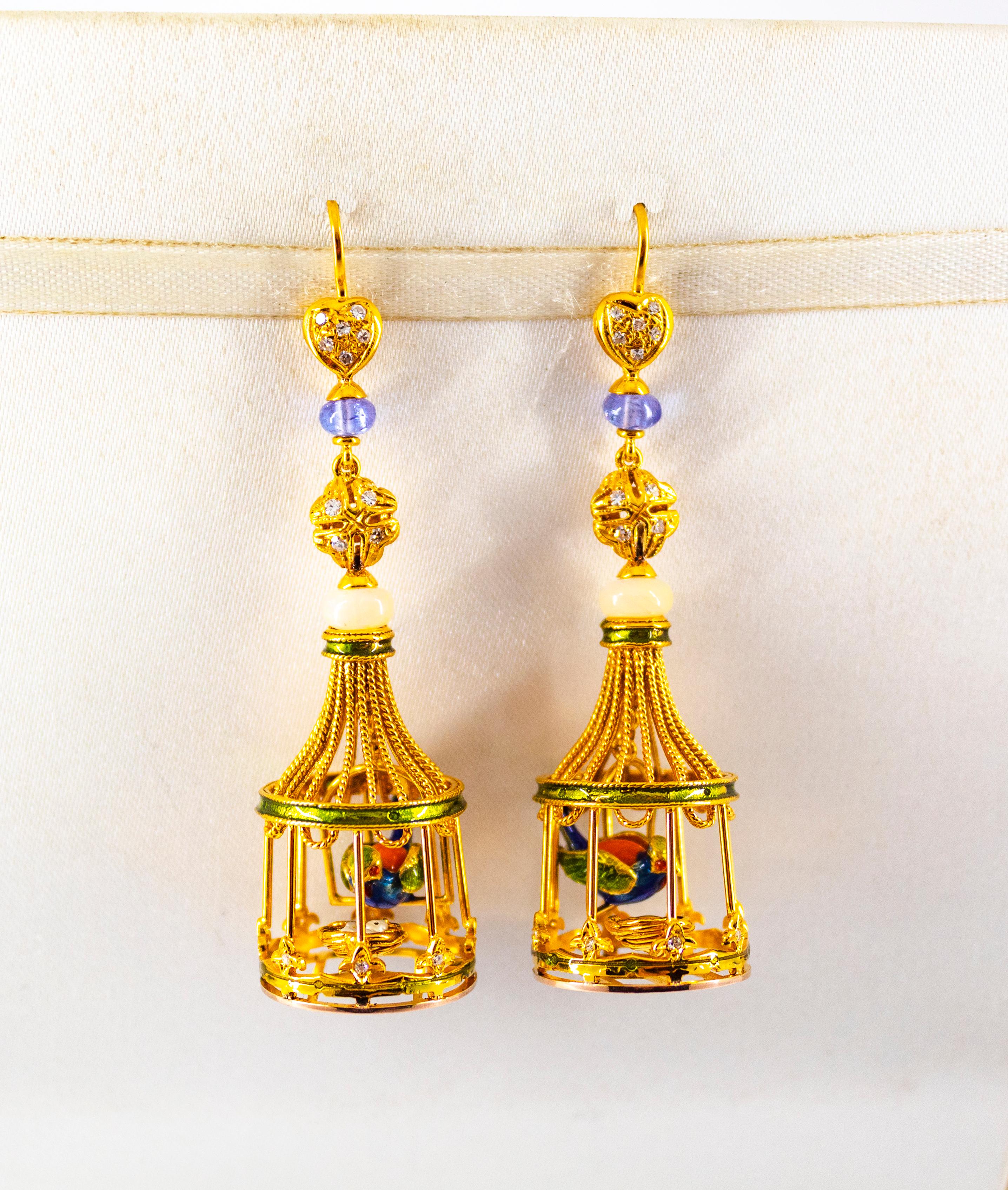 Questi orecchini sono realizzati in oro giallo 9K.
Questi orecchini hanno 0,40 carati di diamanti bianchi.
Questi orecchini hanno Opale e Tanzanite.
Questi orecchini hanno anche corallo rosso mediterraneo (Sardegna, Italia), smalto e perle.
Tutti i