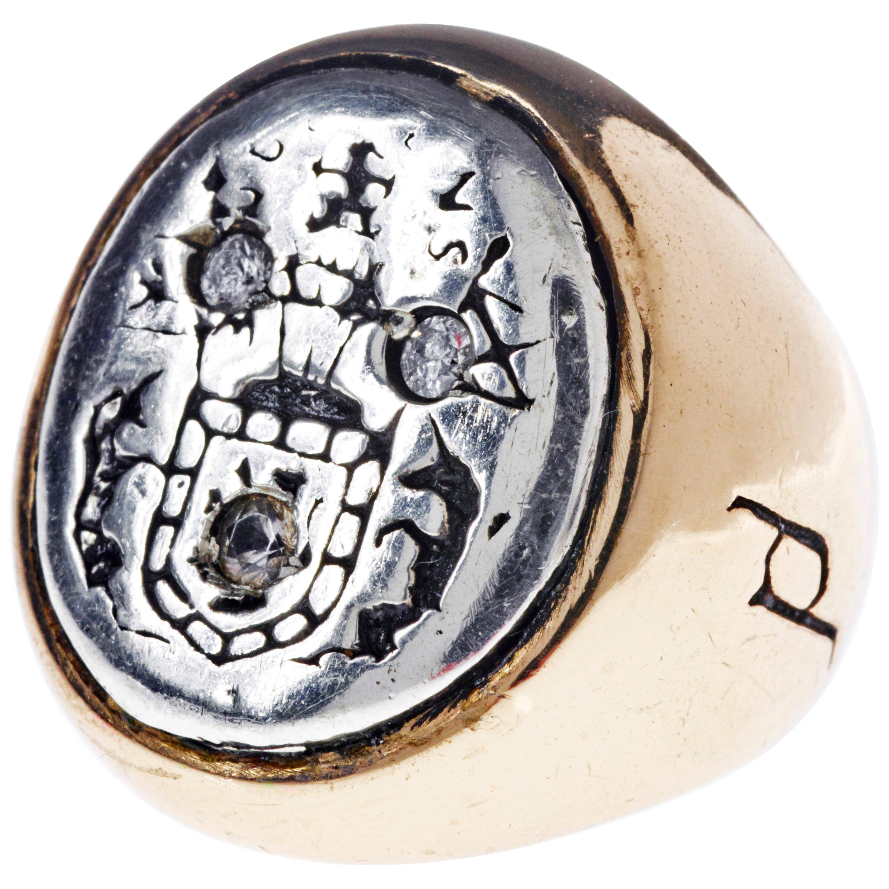 White Diamond Crest Signet Ring Silber Bronze J Dauphin kann von Frauen oder Männern getragen werden.

Inspiriert durch den Ring der Königin Maria von Schottland. Goldener Siegelring; graviert; Schultern mit Blumen und Blättern verziert. Ovale