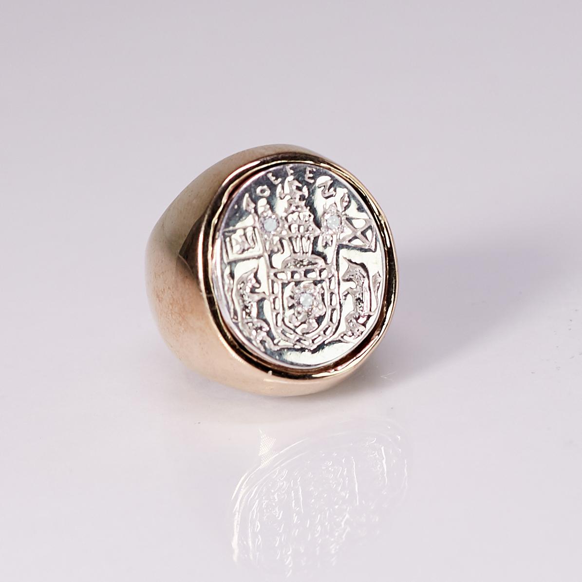 White Diamond Crest Signet Ring Sterling Silber Bronze J Dauphin kann von Frauen oder Männern getragen werden.

Inspiriert durch den Ring der Königin Maria von Schottland. Goldener Siegelring; graviert; Schultern mit Blumen und Blättern verziert.