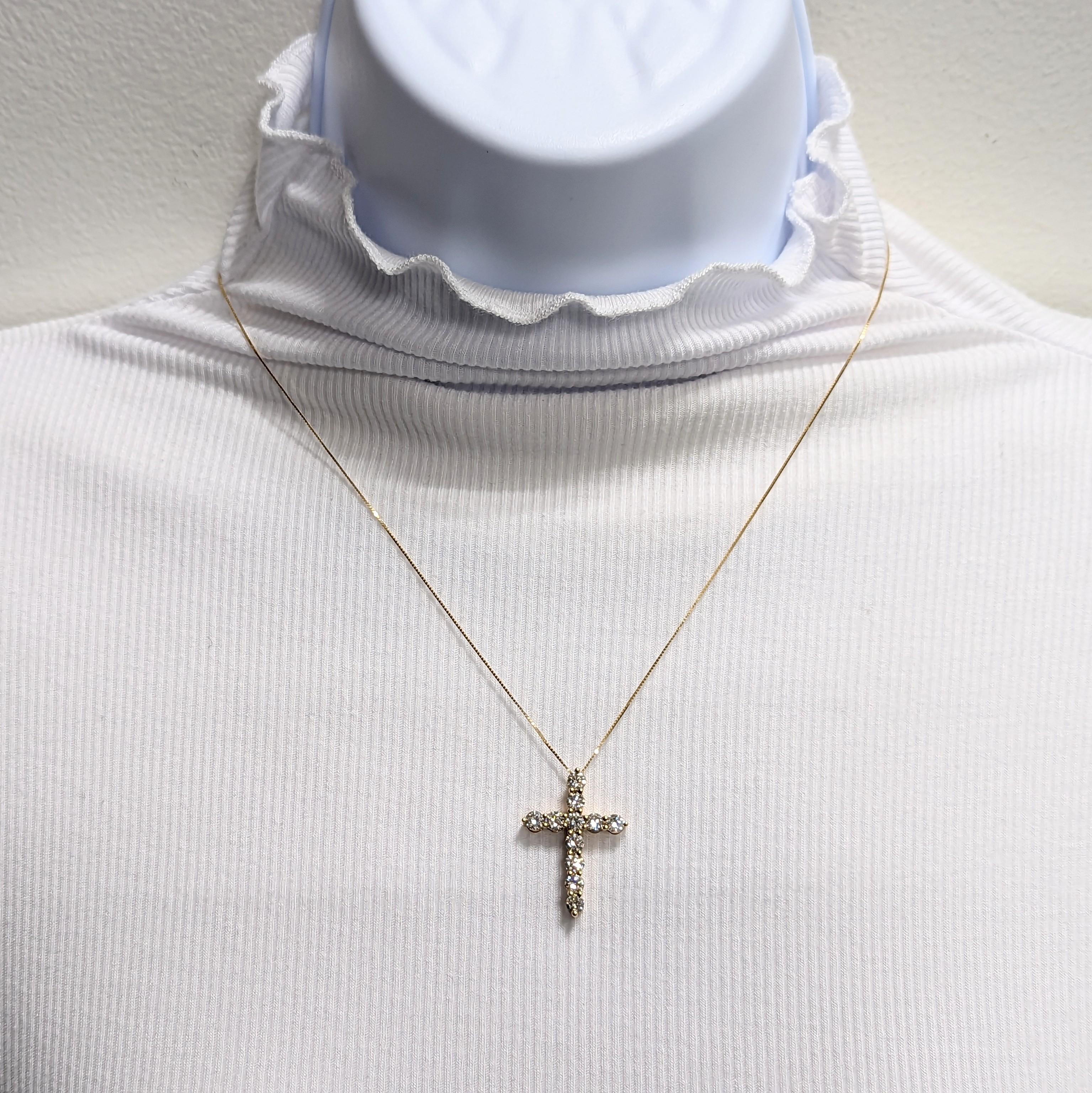 Magnifiques diamants blancs ronds de 2,12 ct. dans ce collier pendentif en or jaune 18k fait à la main.  La longueur de la chaîne est de 18