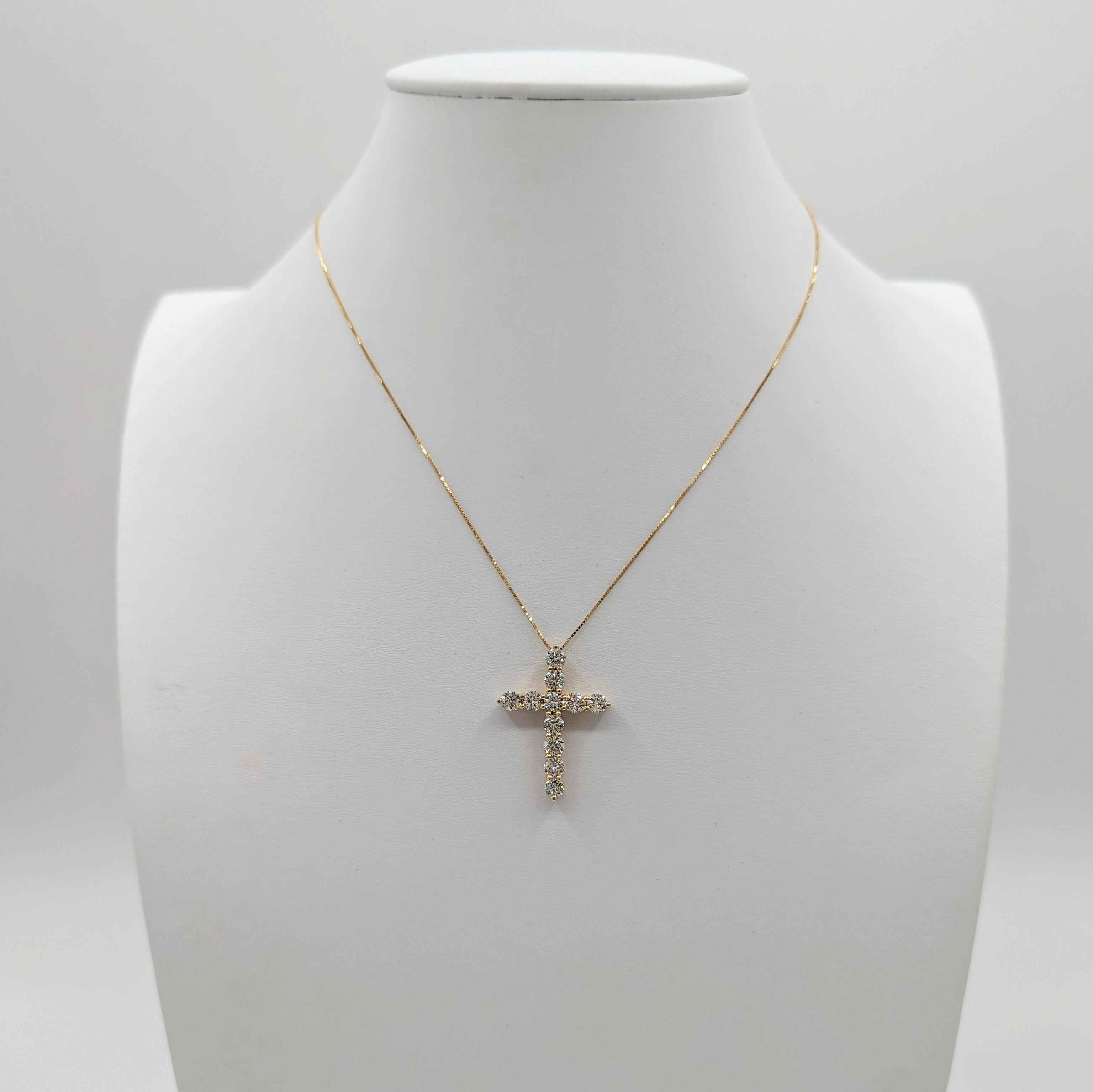 White Diamond Cross Pendant Necklace in 18K Yellow Gold In New Condition For Sale In Los Angeles, CA