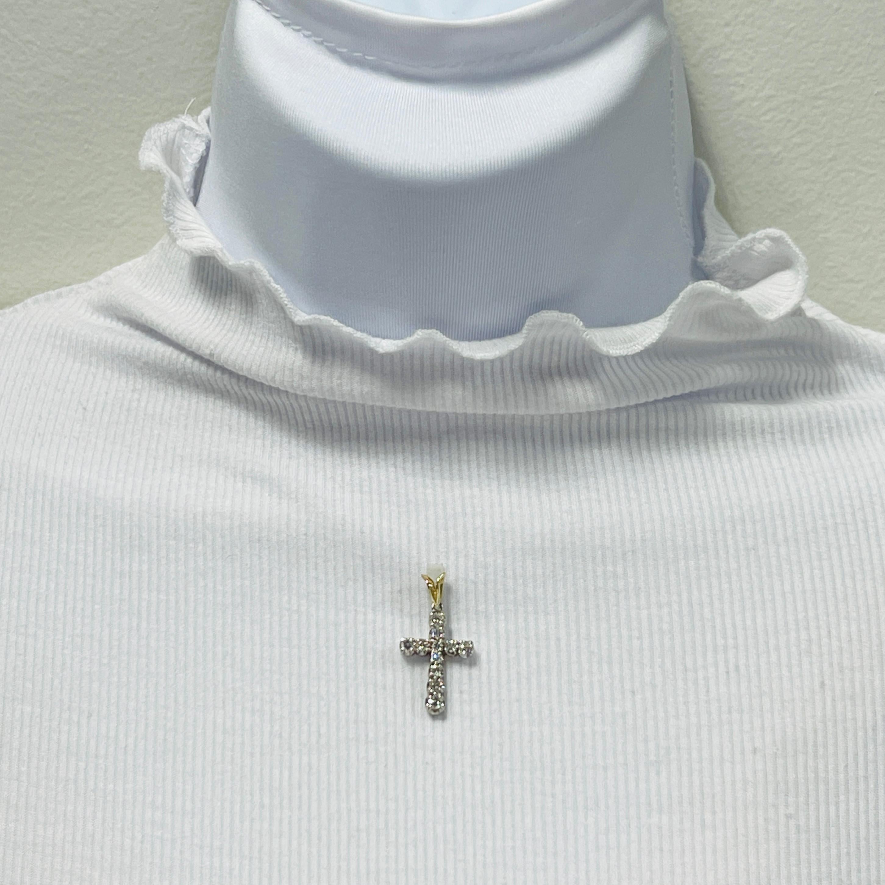 Bellissima collana con ciondolo a croce con diamanti bianchi rotondi di buona qualità.  Il peso del diamante è di circa 1,00 ct.  Realizzato a mano in oro bianco e giallo 14k.  