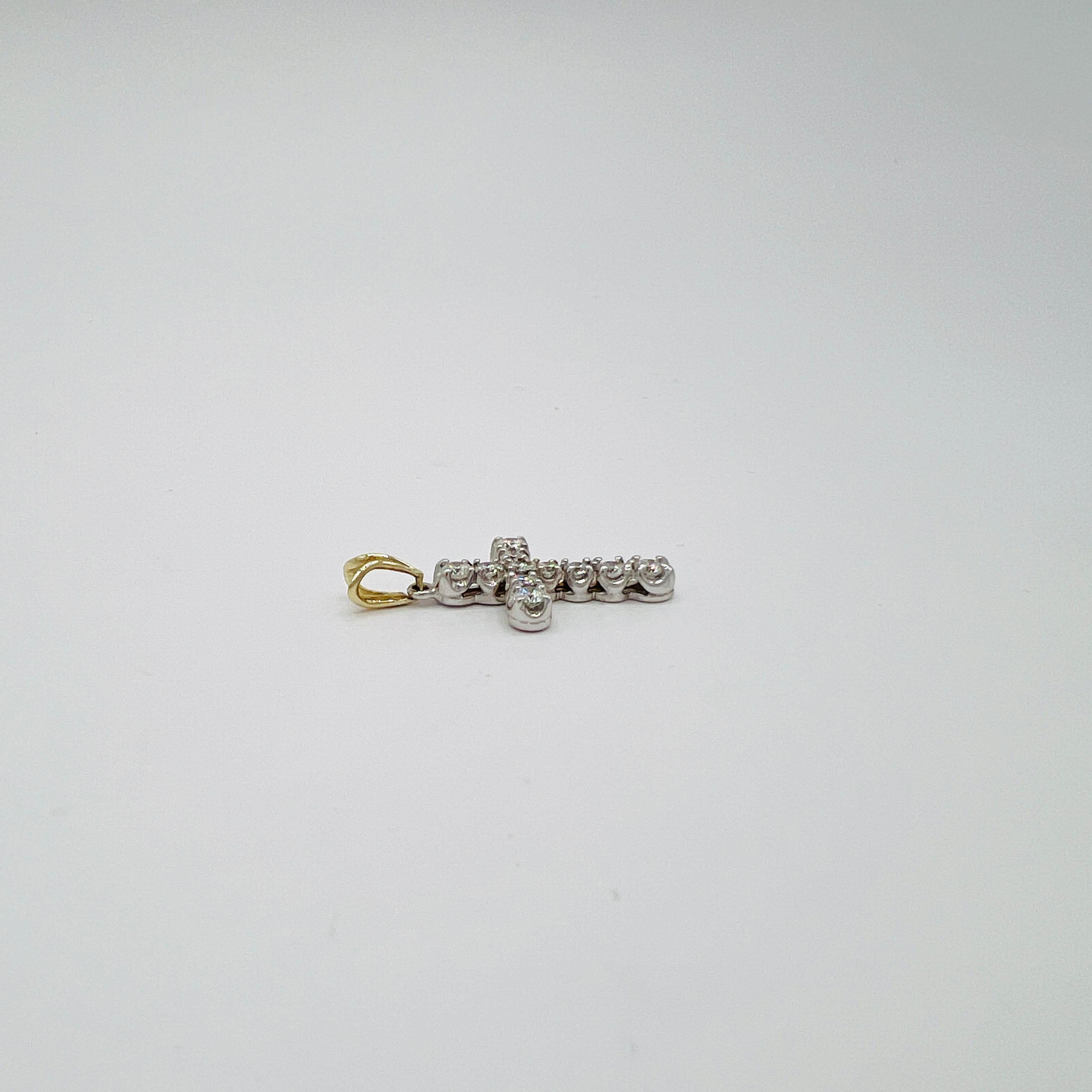 Ciondolo a croce con diamante bianco in oro bicolore 14K in vendita 1