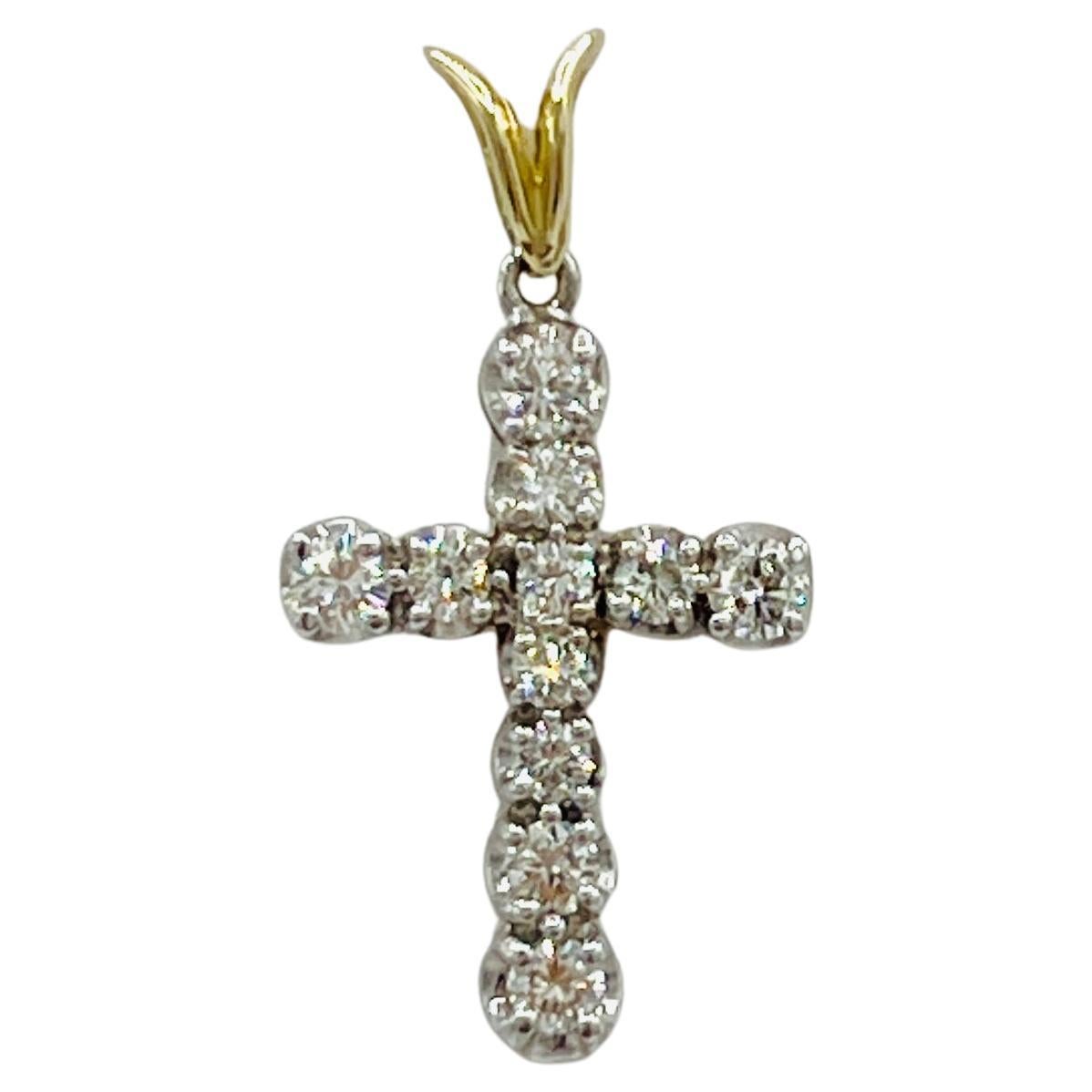 Ciondolo a croce con diamante bianco in oro bicolore 14K in vendita