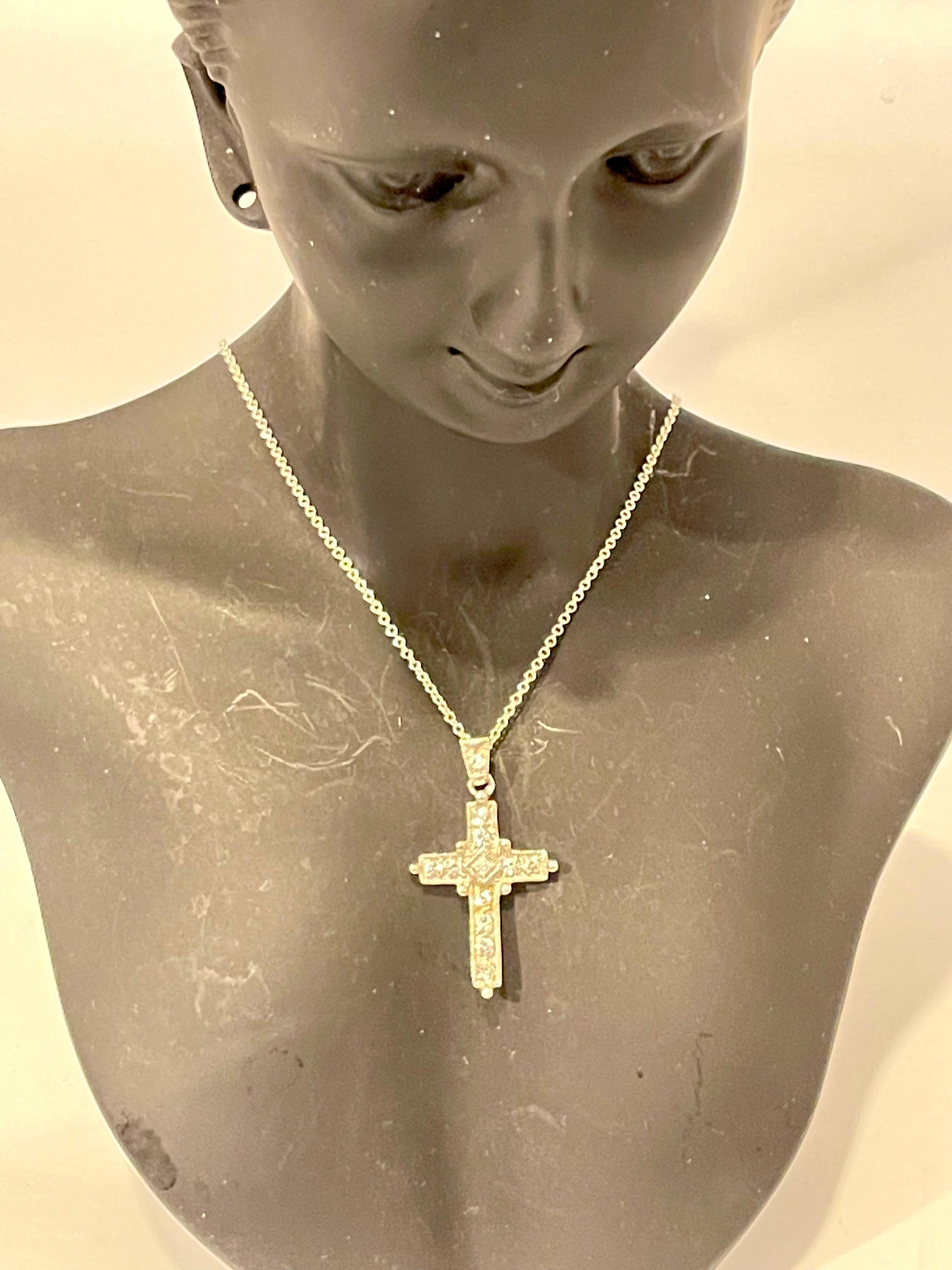 White Diamond Cross Pendant with White Gold Necklace 18 Karat White Gold In Excellent Condition For Sale In New York, NY