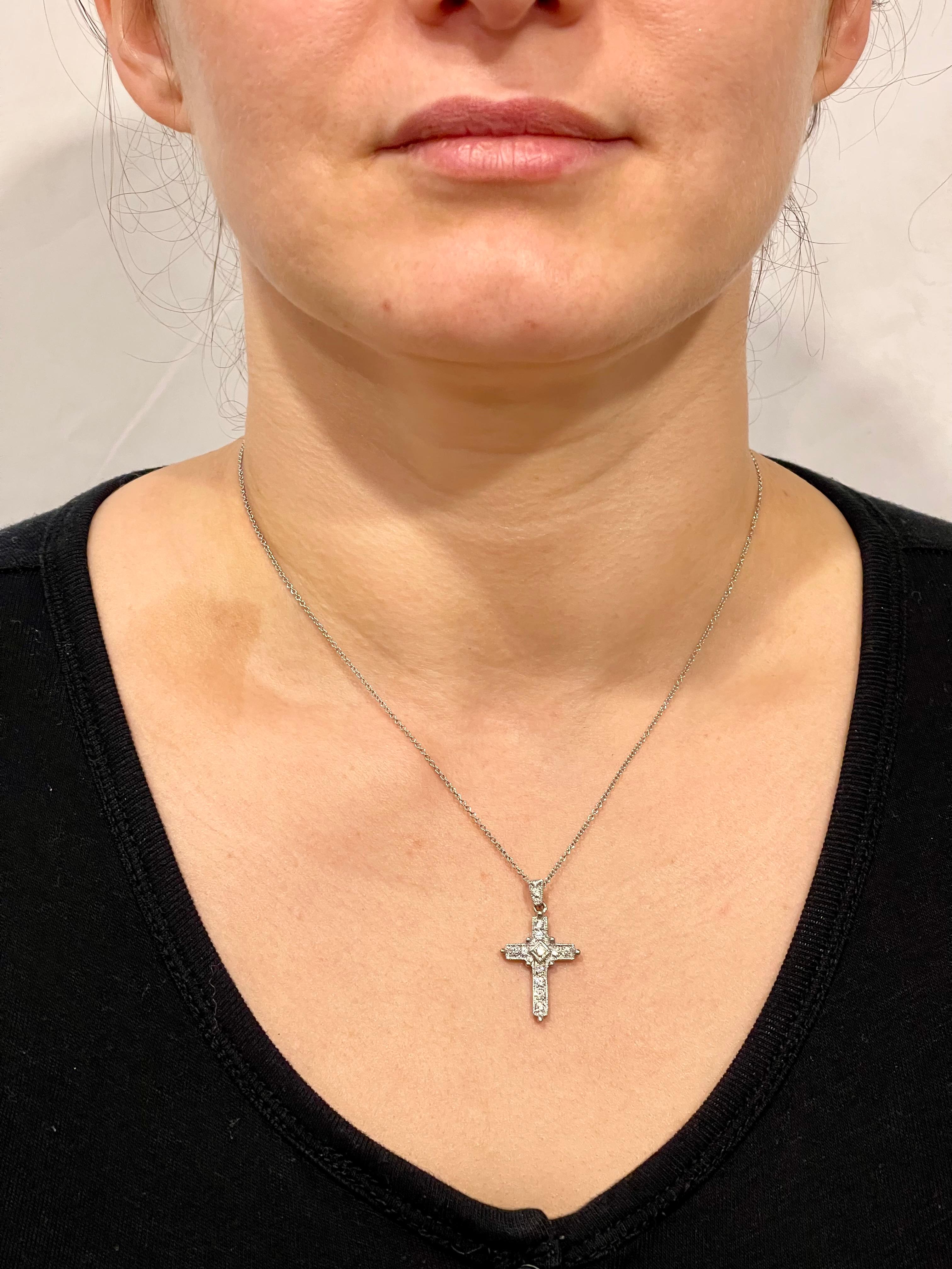 Femenino o masculino Colgante Cruz Diamante Blanco con Collar Oro Blanco 18 Kilates en venta