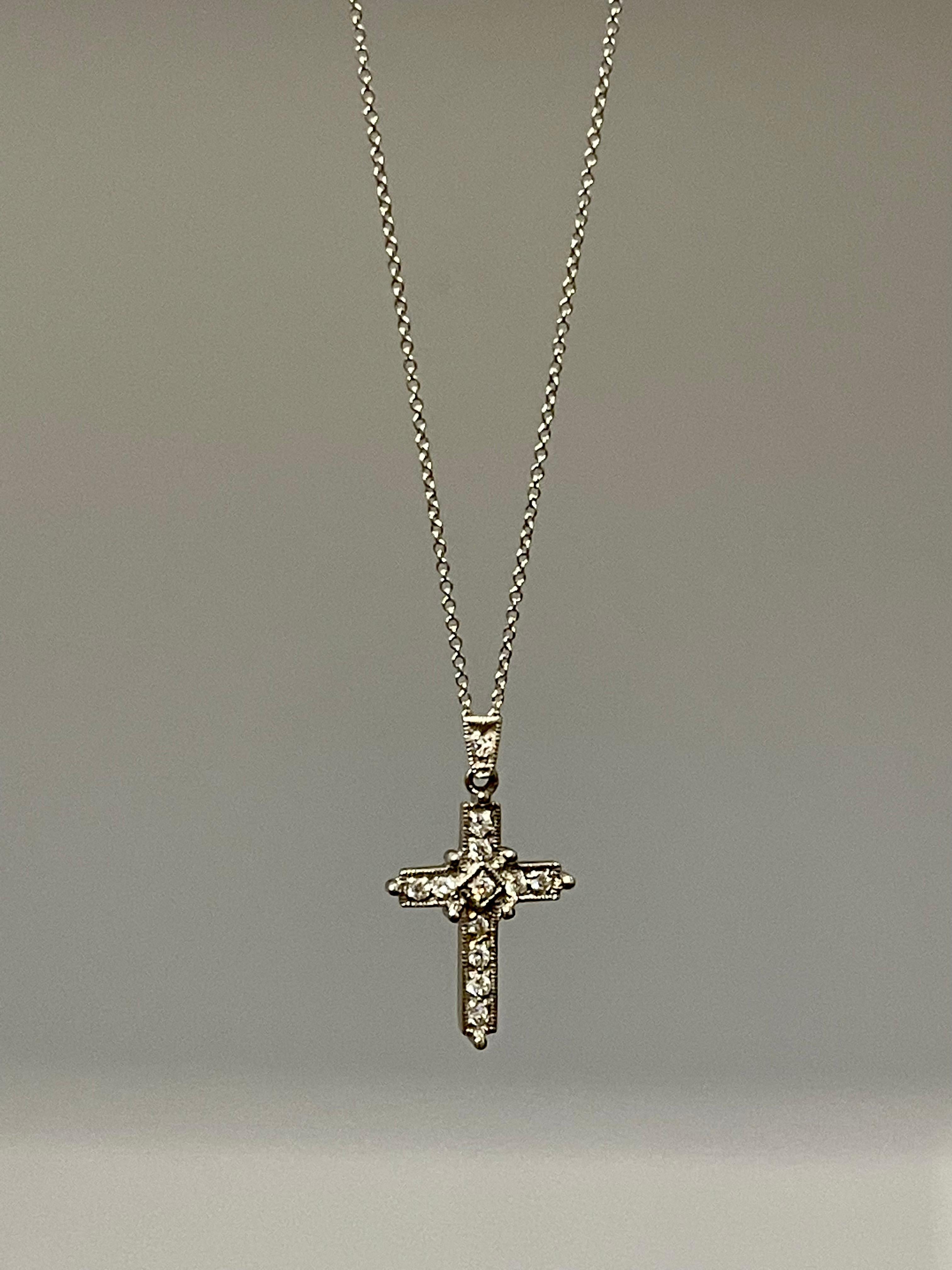 White Diamond Cross Pendant with White Gold Necklace 18 Karat White Gold For Sale 1