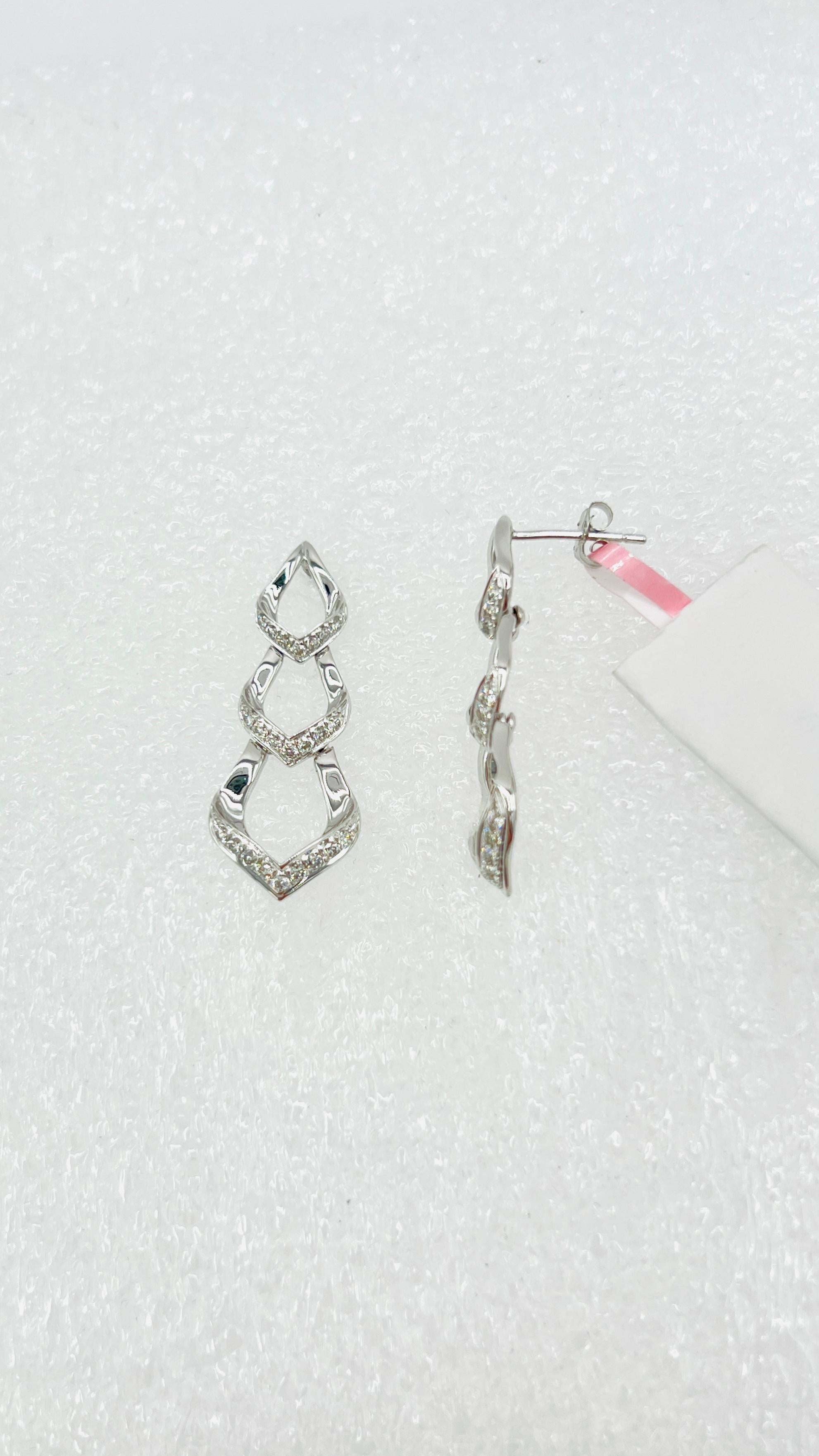 White Diamond Dangle Earrings in 14K White Gold In New Condition For Sale In Los Angeles, CA