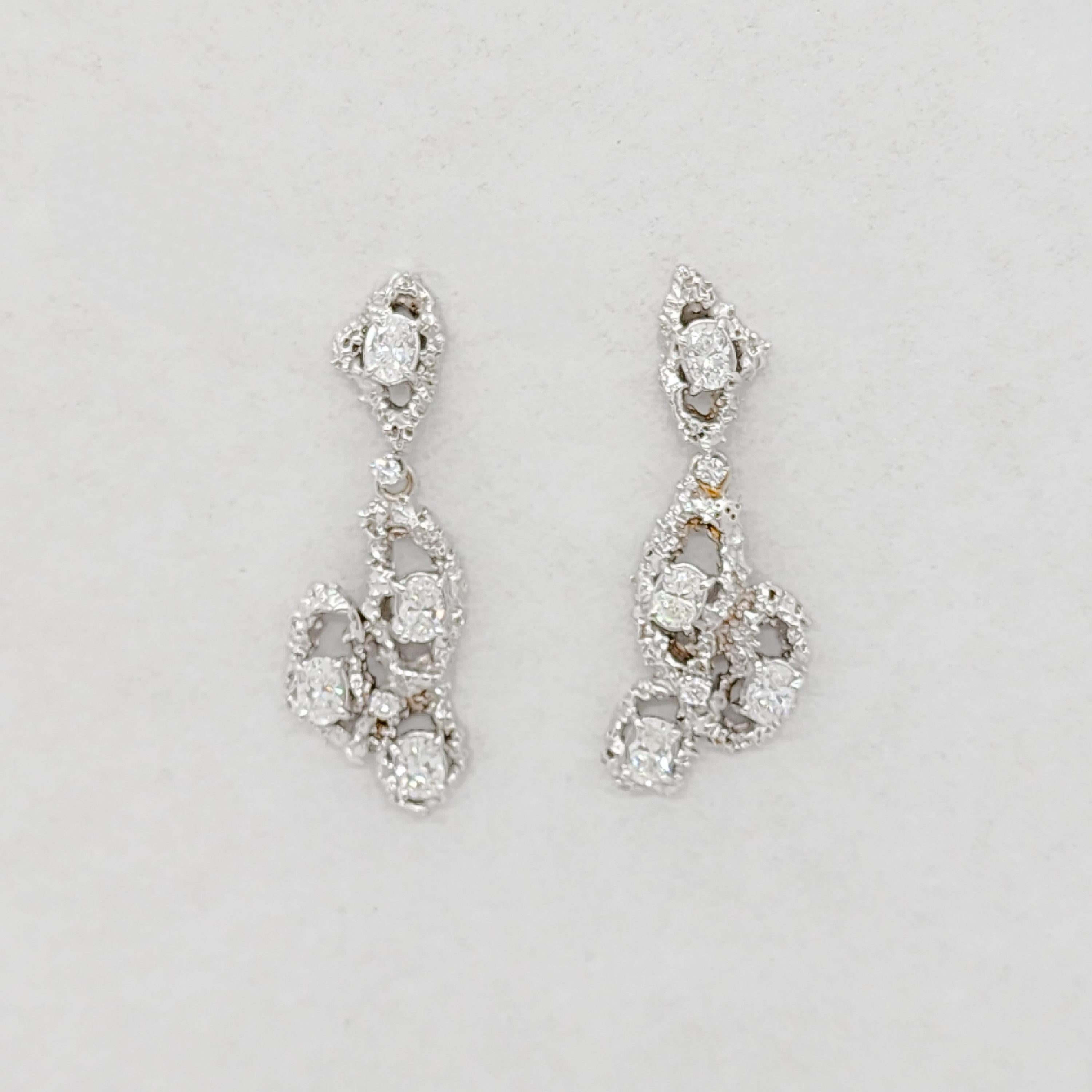 White Diamond Dangle Earrings in 18k White Gold In New Condition For Sale In Los Angeles, CA