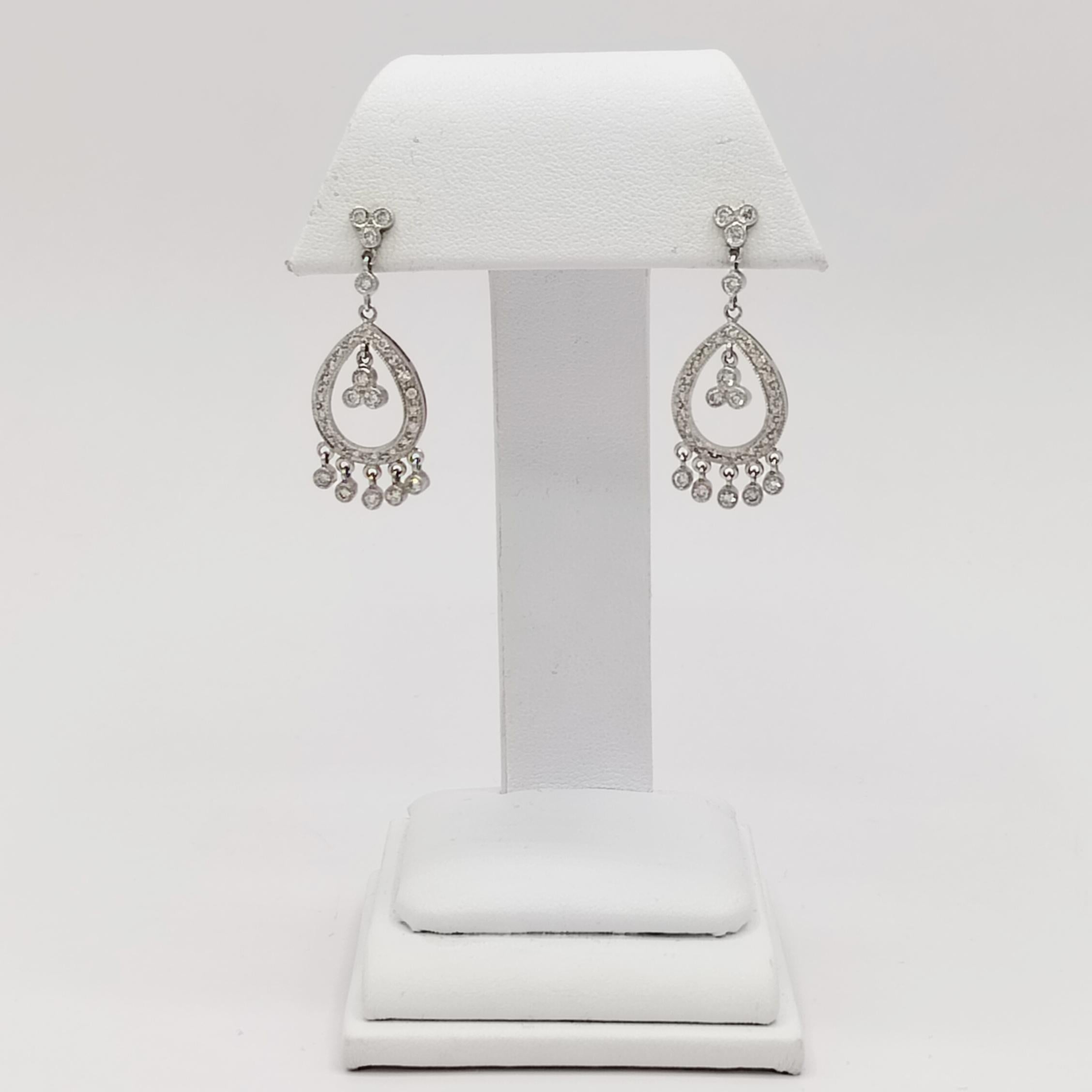 Boucles d'oreilles pendantes en or blanc 18 carats et diamants blancs Neuf - En vente à Los Angeles, CA
