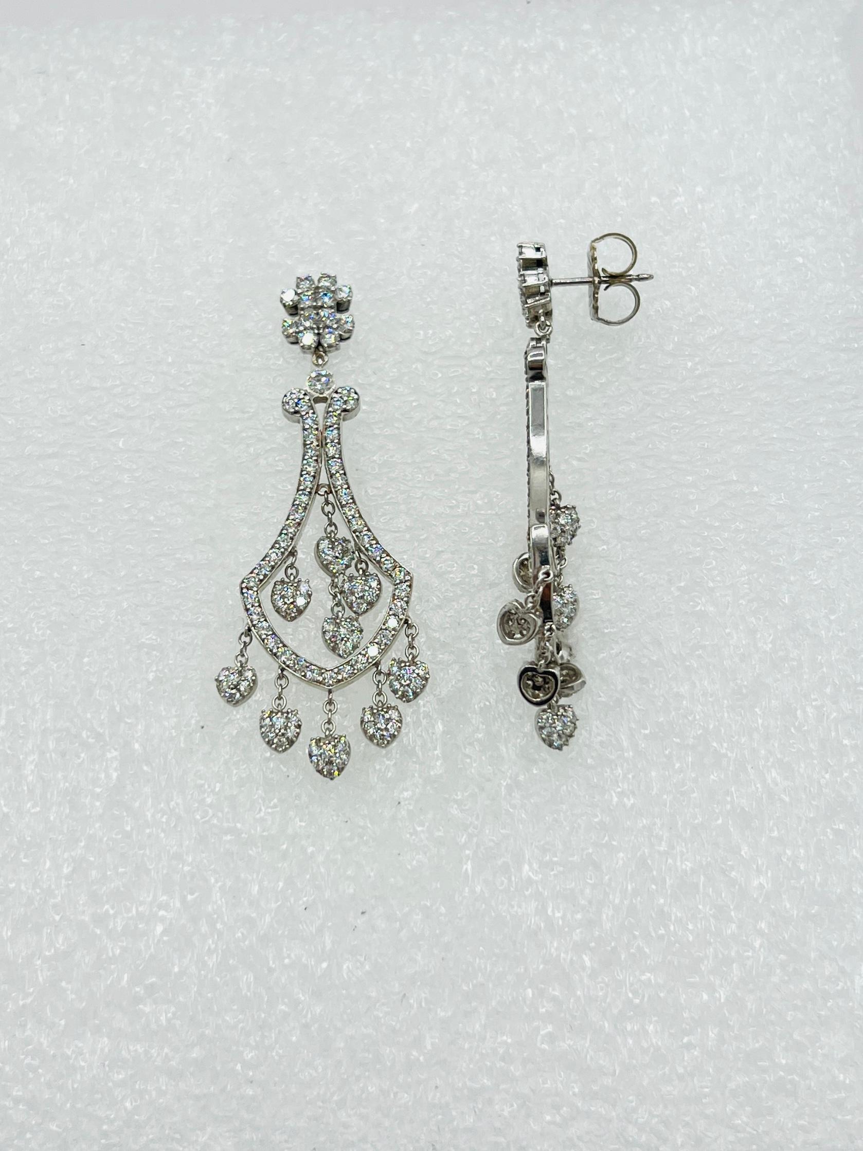 White Diamond Dangle Earrings in 18k White Gold In New Condition In Los Angeles, CA