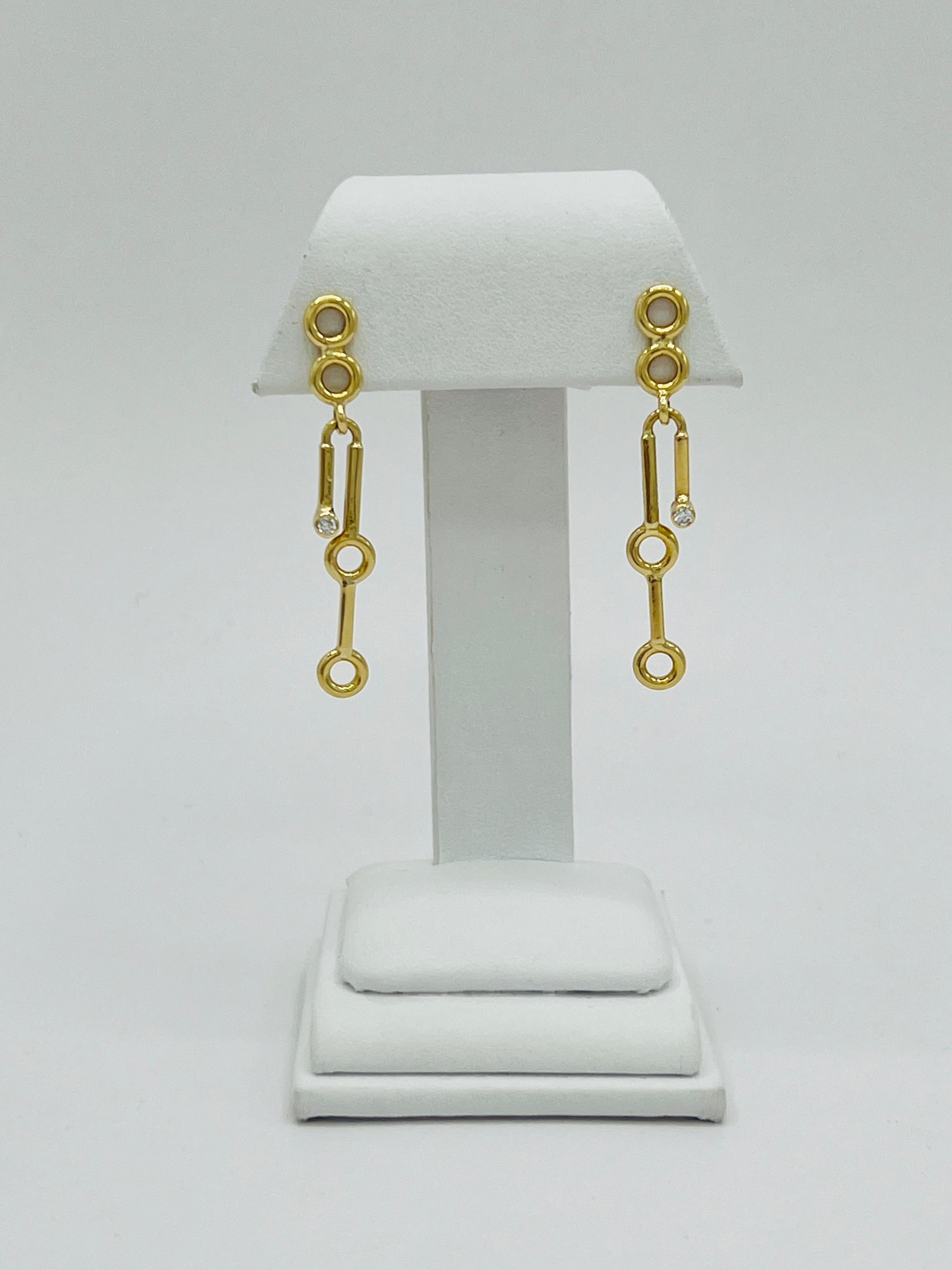Round Cut White Diamond Dangle Earrings in 18K Yellow Gold For Sale