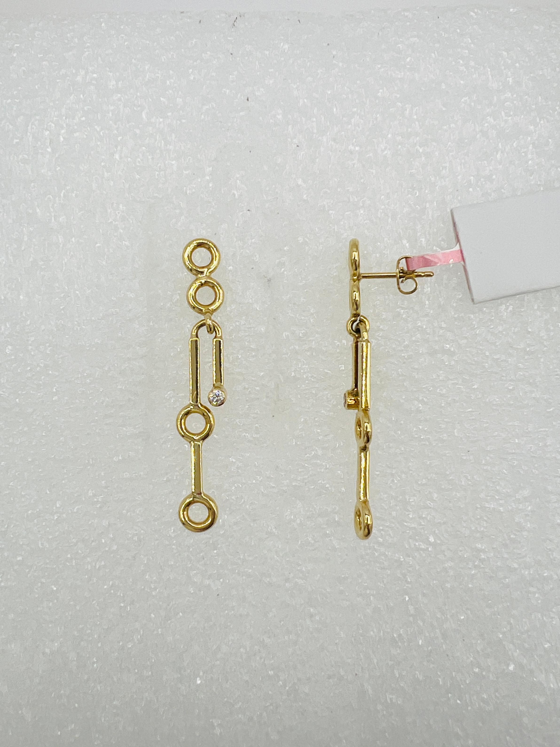 White Diamond Dangle Earrings in 18K Yellow Gold In New Condition For Sale In Los Angeles, CA