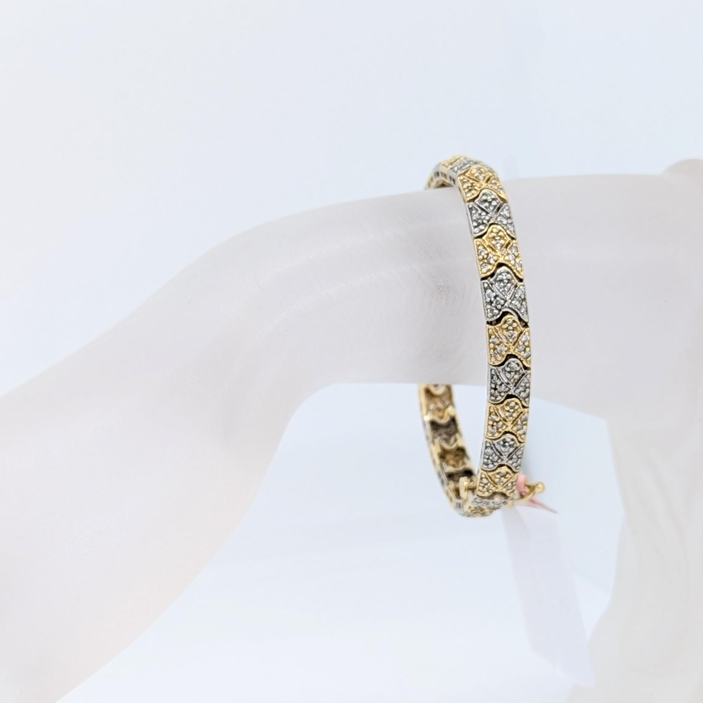 Wunderschöne, weiße und helle runde Diamanten von guter Qualität in diesem elegant gestalteten Armband.  Handgefertigt aus 14 Karat Gelb- und Weißgold.  Die Länge beträgt 7