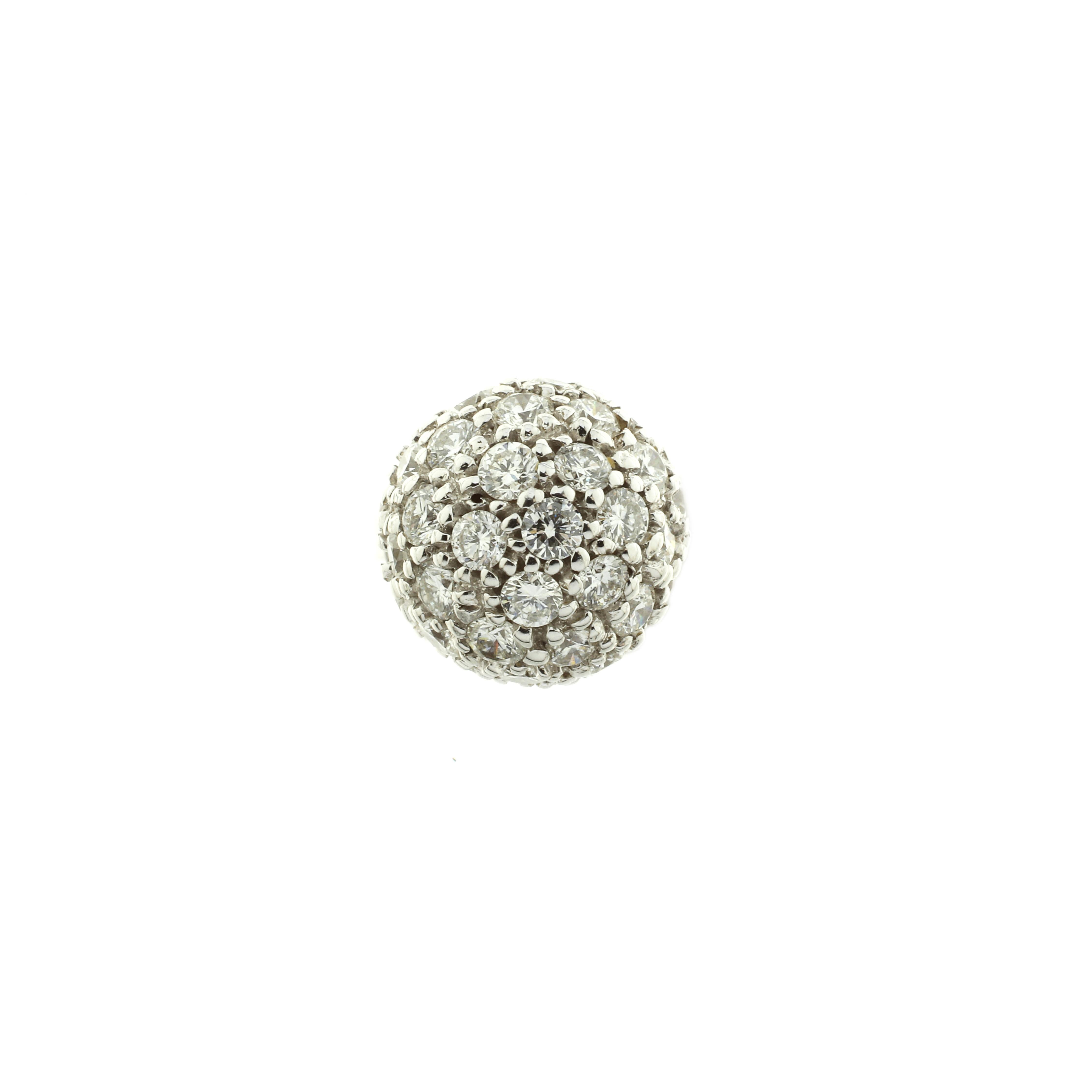 Moderne Boucles d'oreilles contemporaines à tige et clip en forme de dôme en or blanc 18 carats et diamants en vente
