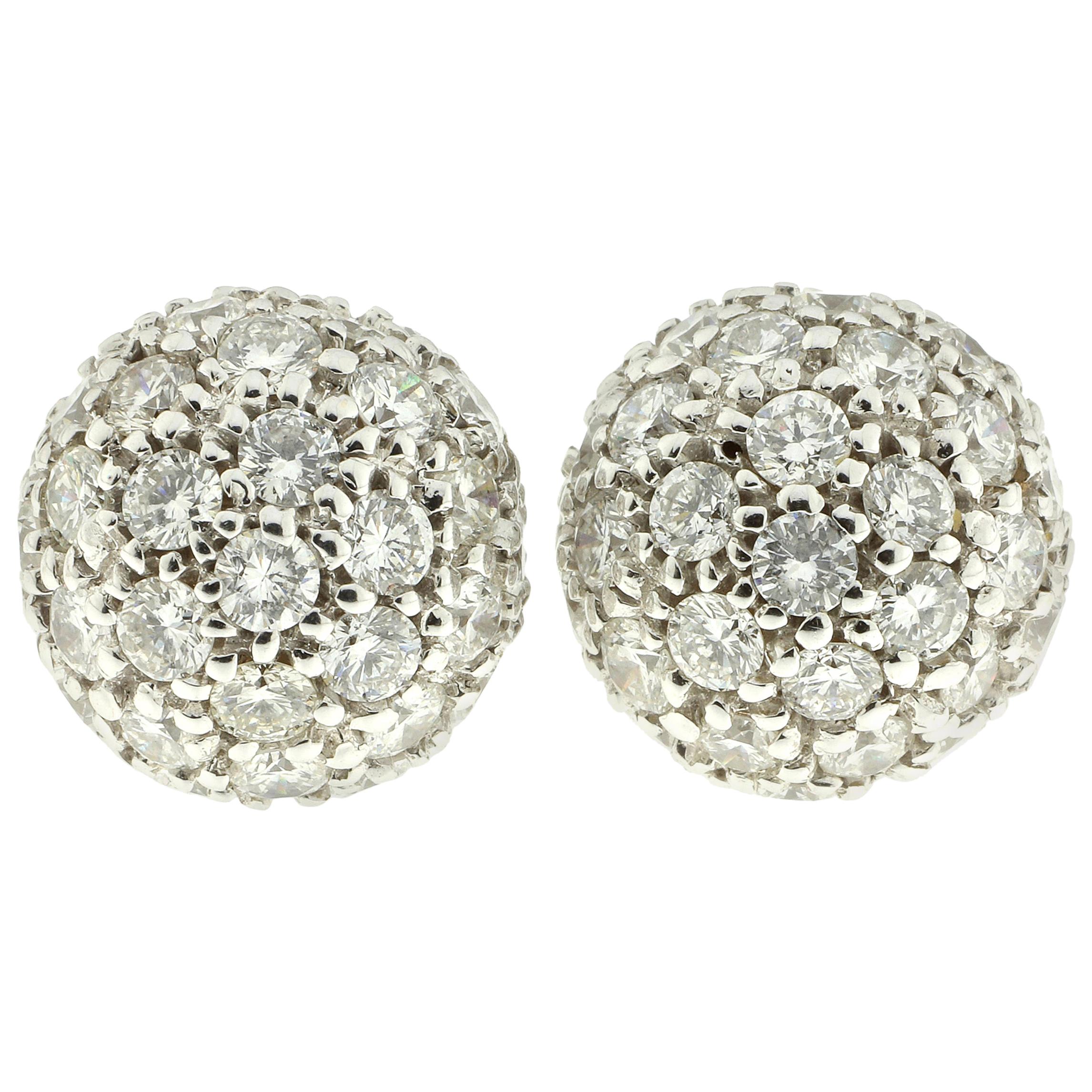 Boucles d'oreilles contemporaines à tige et clip en forme de dôme en or blanc 18 carats et diamants