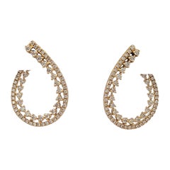Pendientes de aro de doble fila de diamantes blancos en oro amarillo de 18 quilates