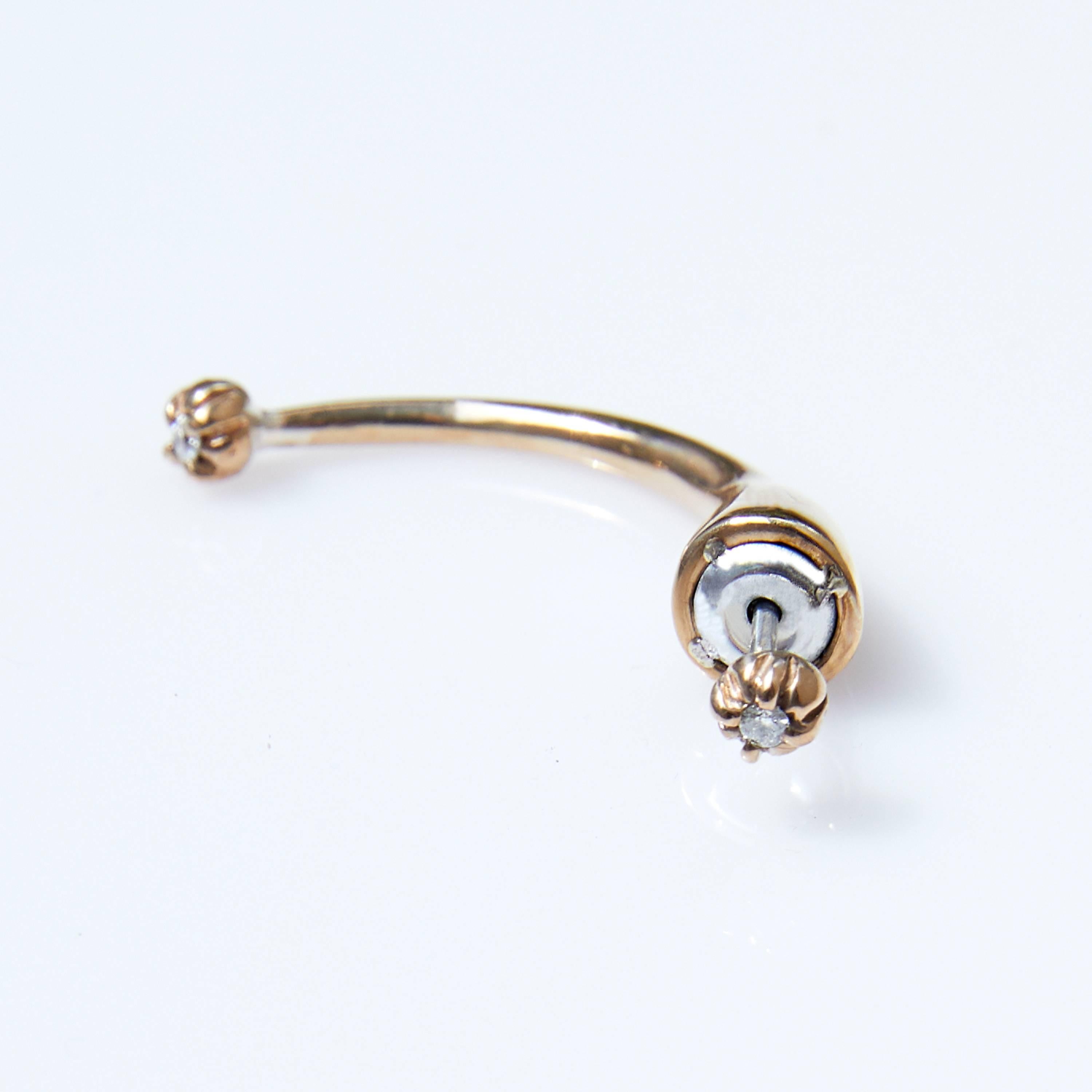 Weißer Diamant-Ohrring aus Gold mit durchbrochenem J-Dauphin (Zeitgenössisch) im Angebot