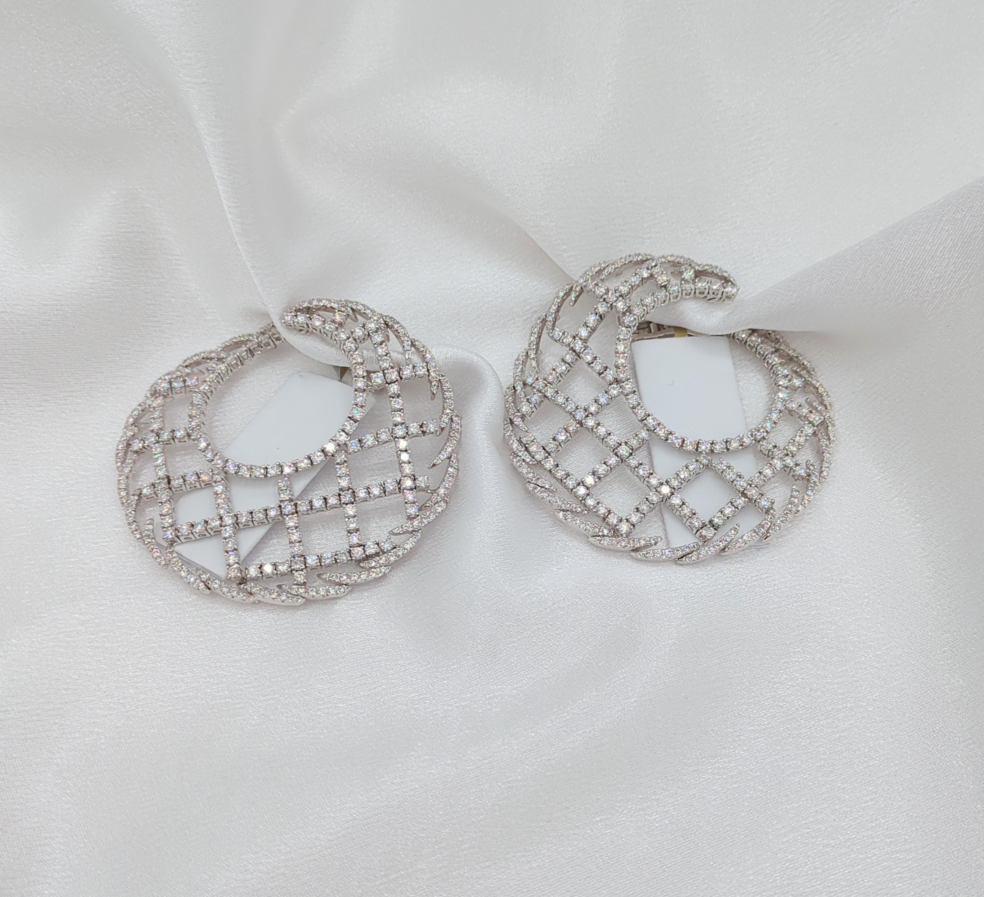 White Diamond Earrings in 18K White Gold In New Condition For Sale In Los Angeles, CA