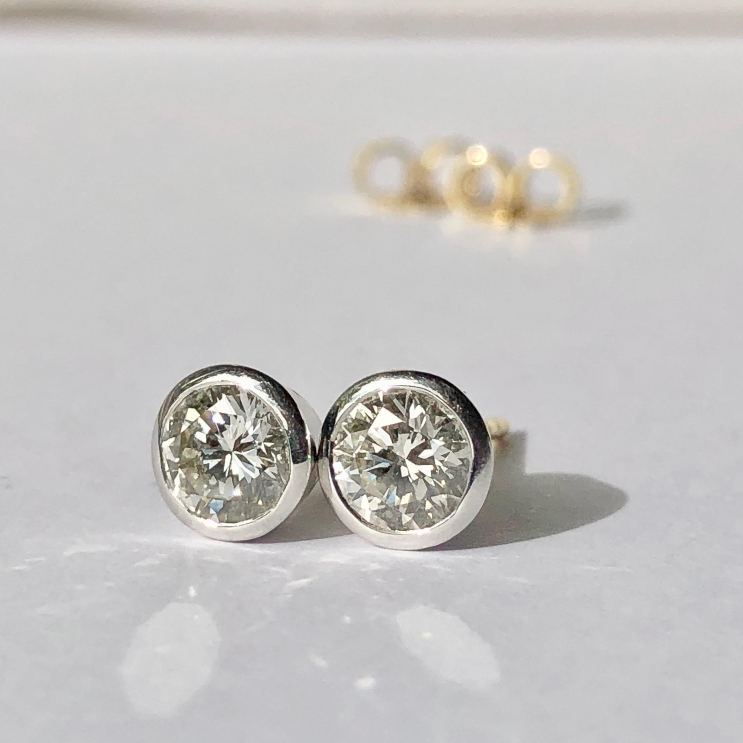 Contemporary White Diamond Earrings Studs Single Stone Round Brilliant Cut Solitaire 18k Gold
