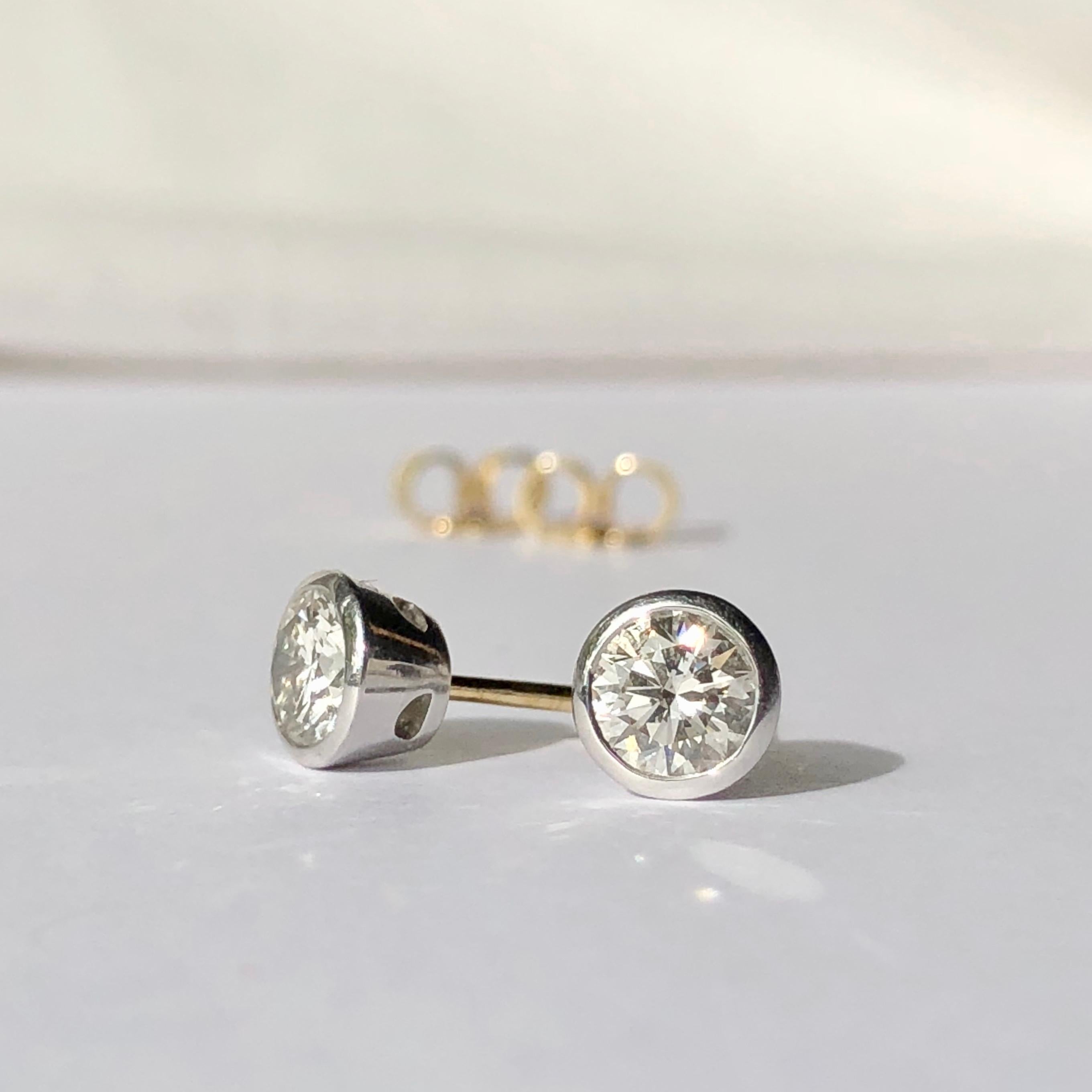 White Diamond Earrings Studs Single Stone Round Brilliant Cut Solitaire 18k Gold In Good Condition In London, GB