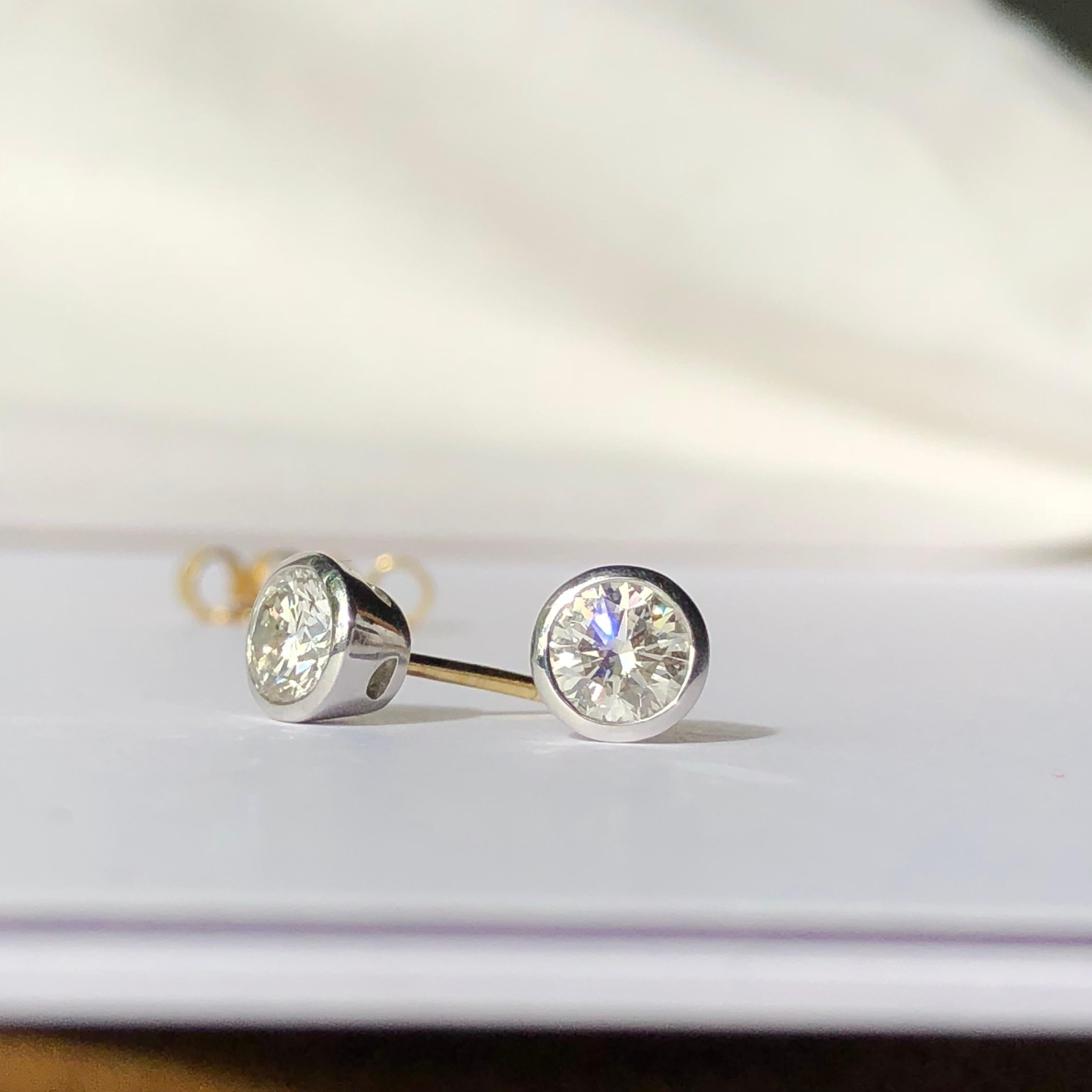 White Diamond Earrings Studs Single Stone Round Brilliant Cut Solitaire 18k Gold 1