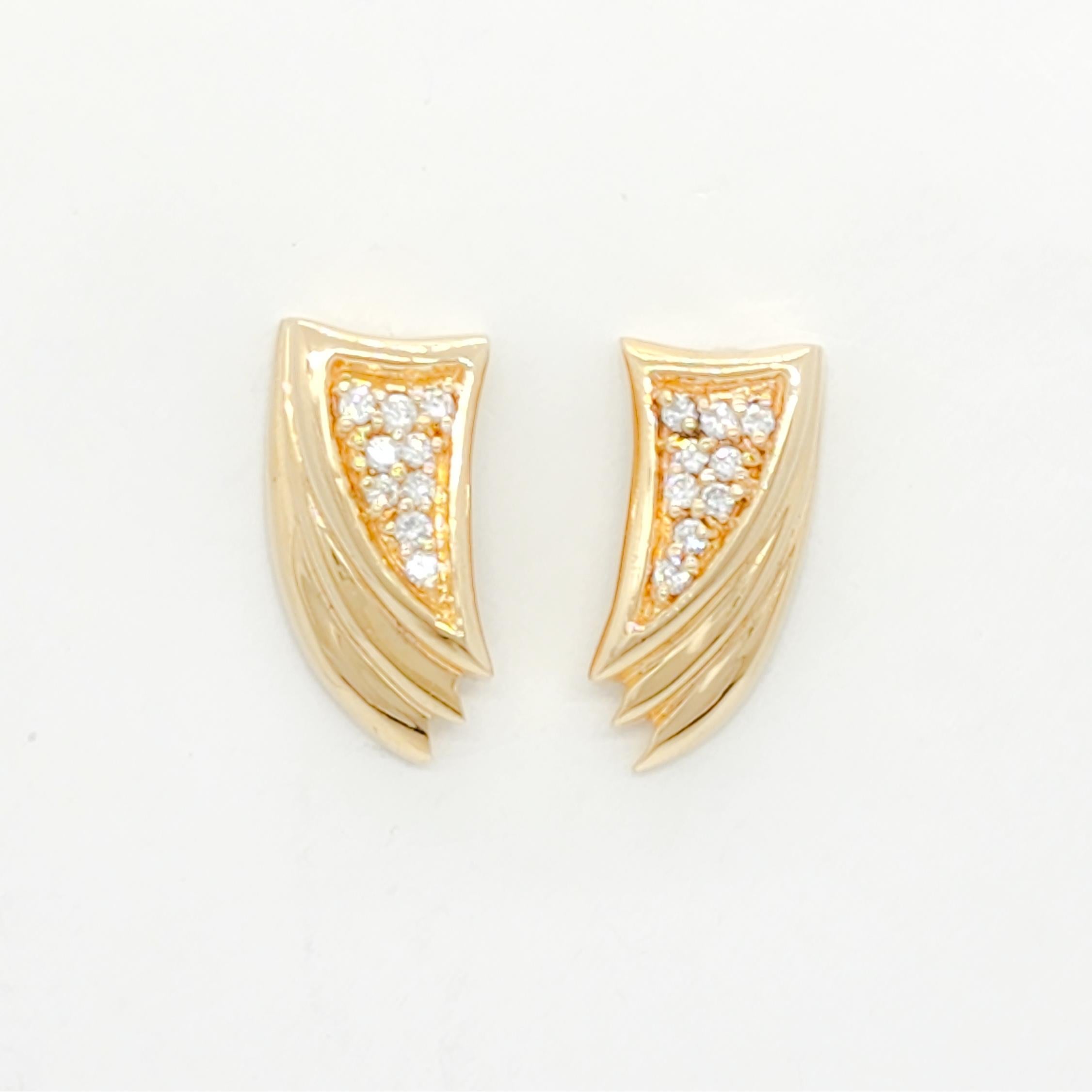 Wunderschöne Ohrringe mit weißen runden Diamanten von 0.50 ct. guter Qualität.  Handgefertigt in 14k Gelbgold.  Diese Ohrringe sind witzig und einfach zu jeder Gelegenheit zu tragen.  Für gepiercte Ohren.