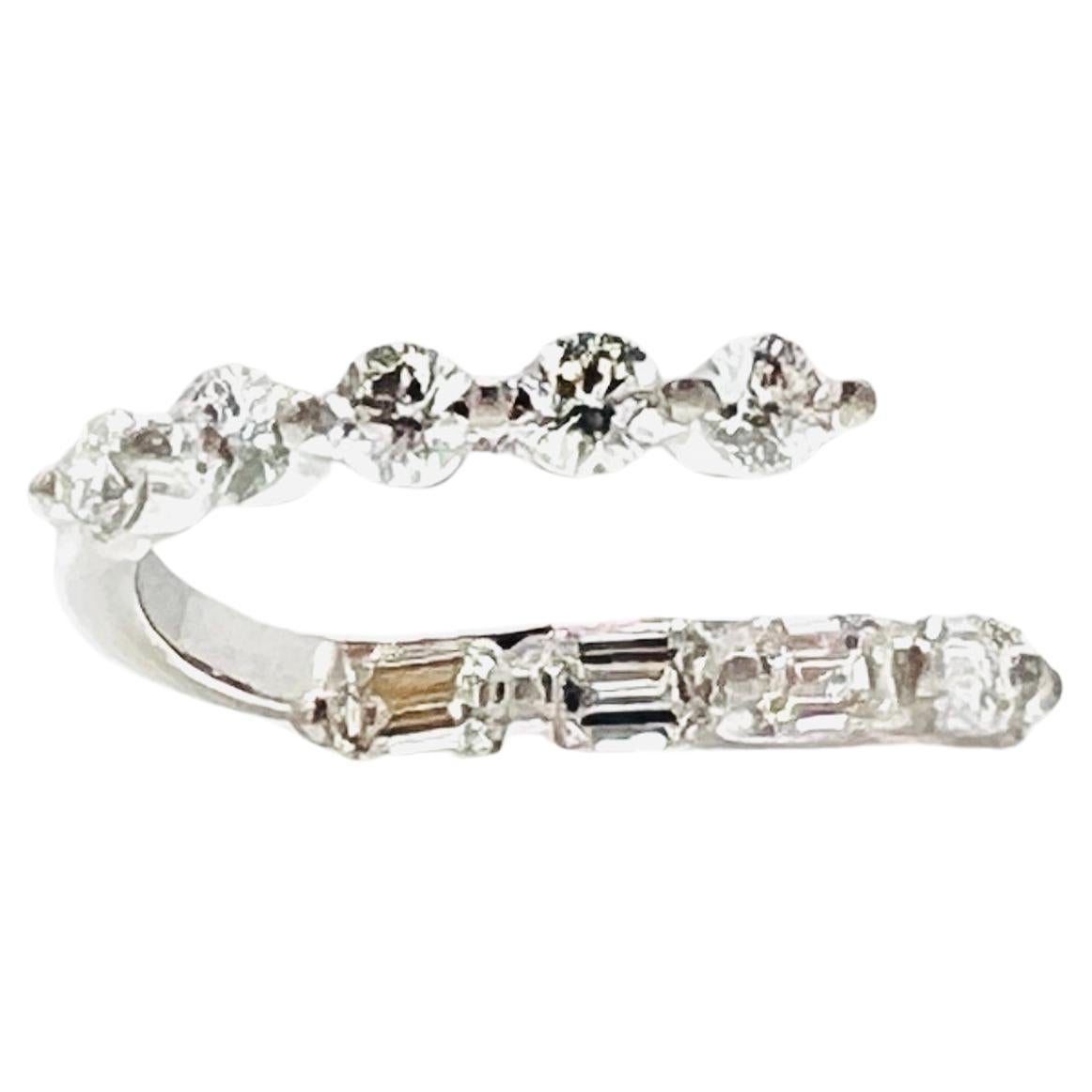 Weißer Diamant Smaragd und runder Bypass-Ring aus 18K Weißgold