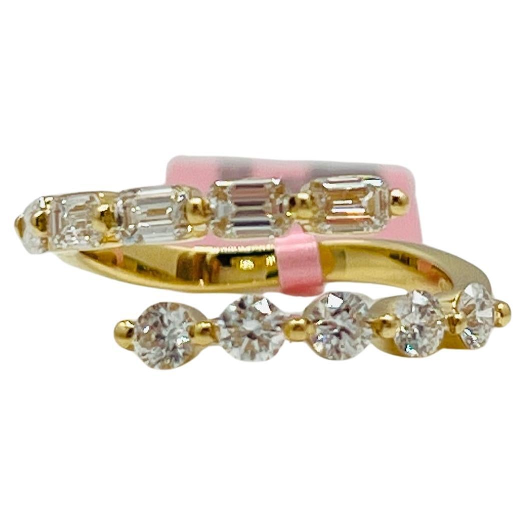 Weißer Diamant Smaragd und runder Bypass-Ring aus 18K Gelbgold im Angebot