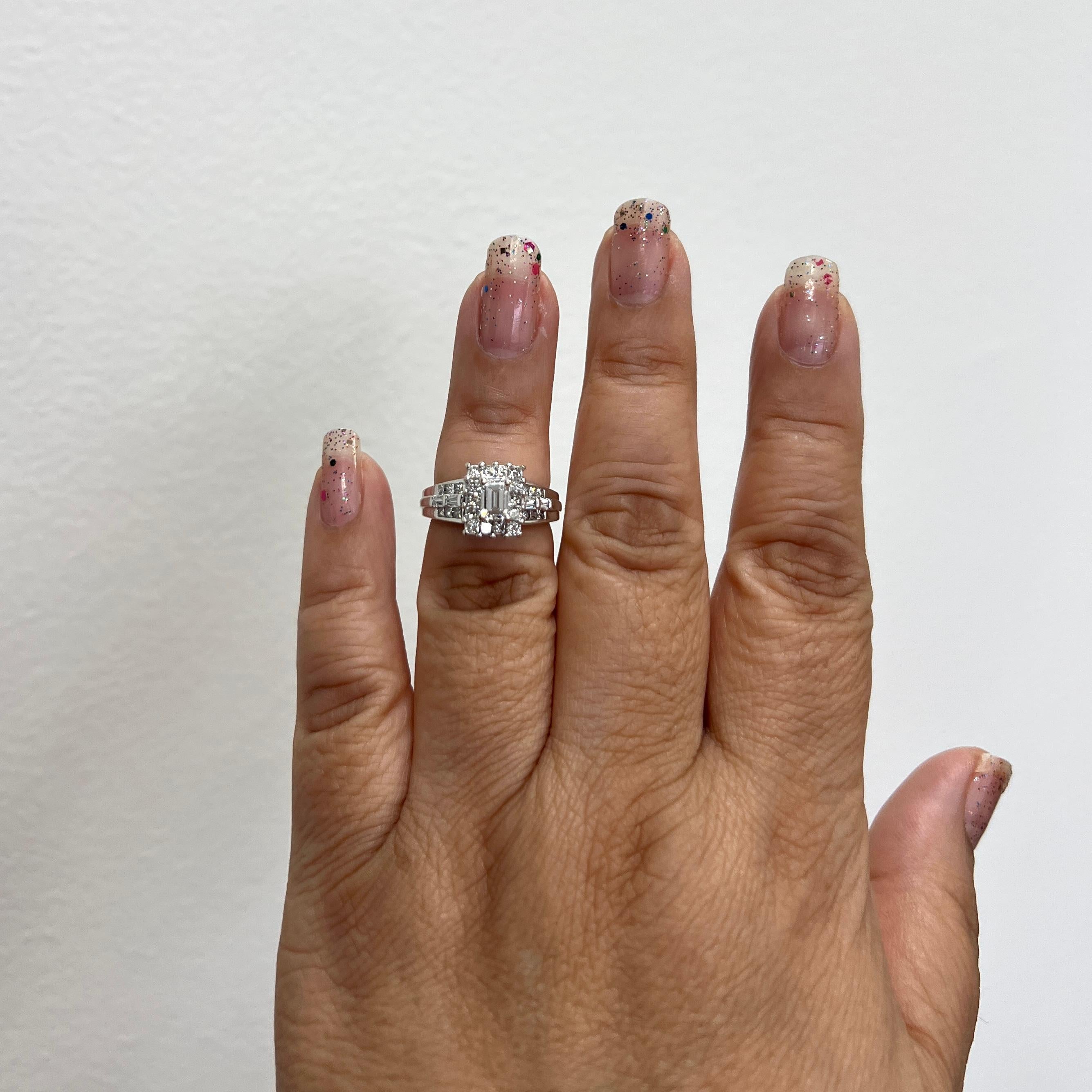 Bellissimo anello con diamante bianco da 1,00 ct. taglio smeraldo, baguette e rotondo.  Realizzato a mano in oro bianco 18 carati.  Anello misura 5,5.
