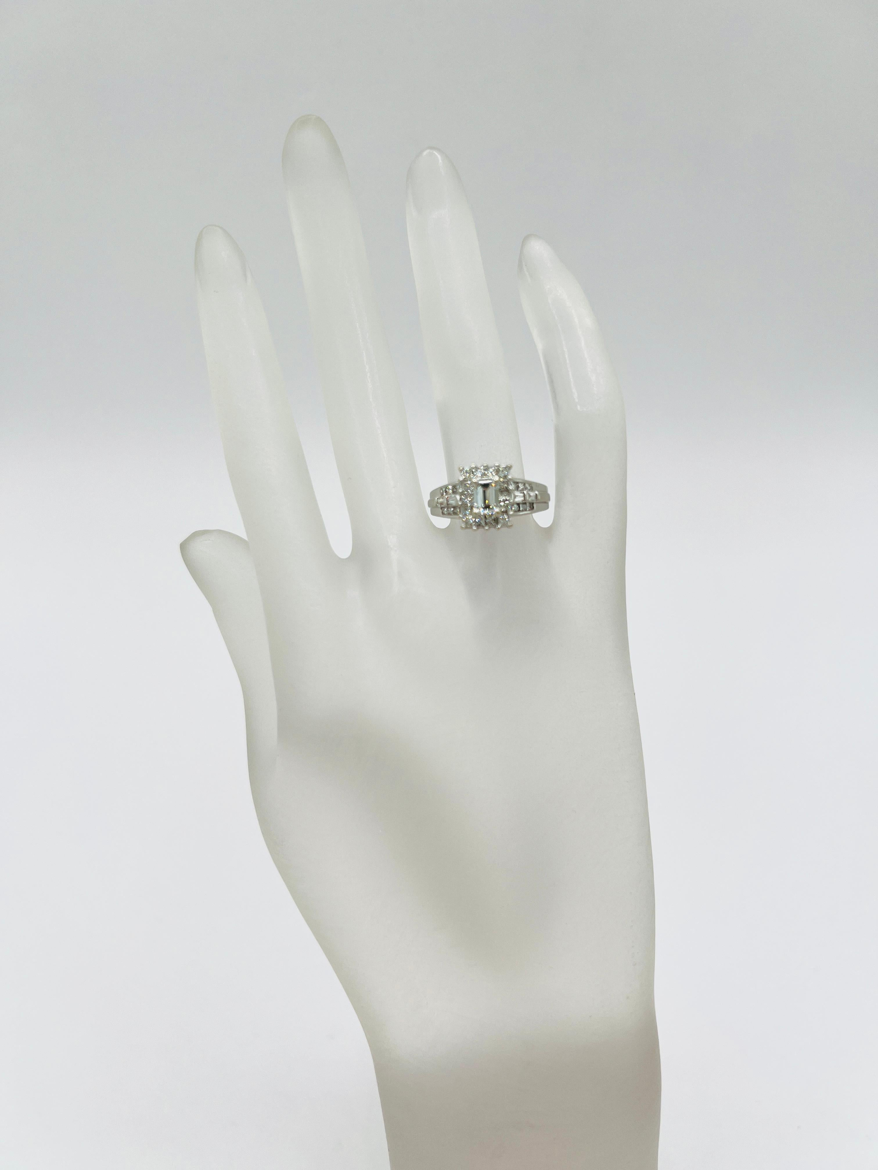 Taglio smeraldo Anello con diamante bianco taglio smeraldo, baguette e rotondo in oro bianco 18 carati in vendita
