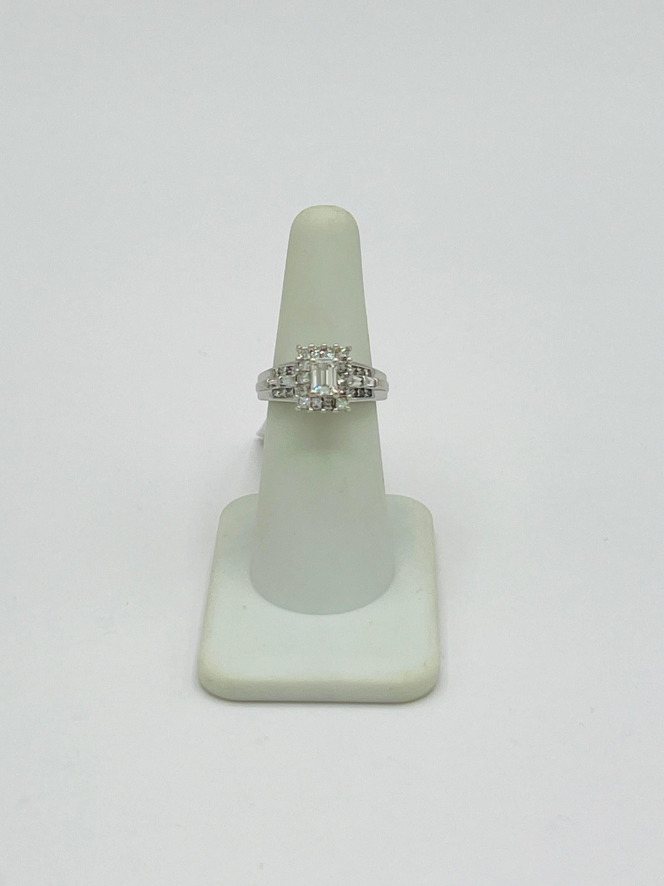 Anello con diamante bianco taglio smeraldo, baguette e rotondo in oro bianco 18 carati In condizioni Nuovo in vendita a Los Angeles, CA