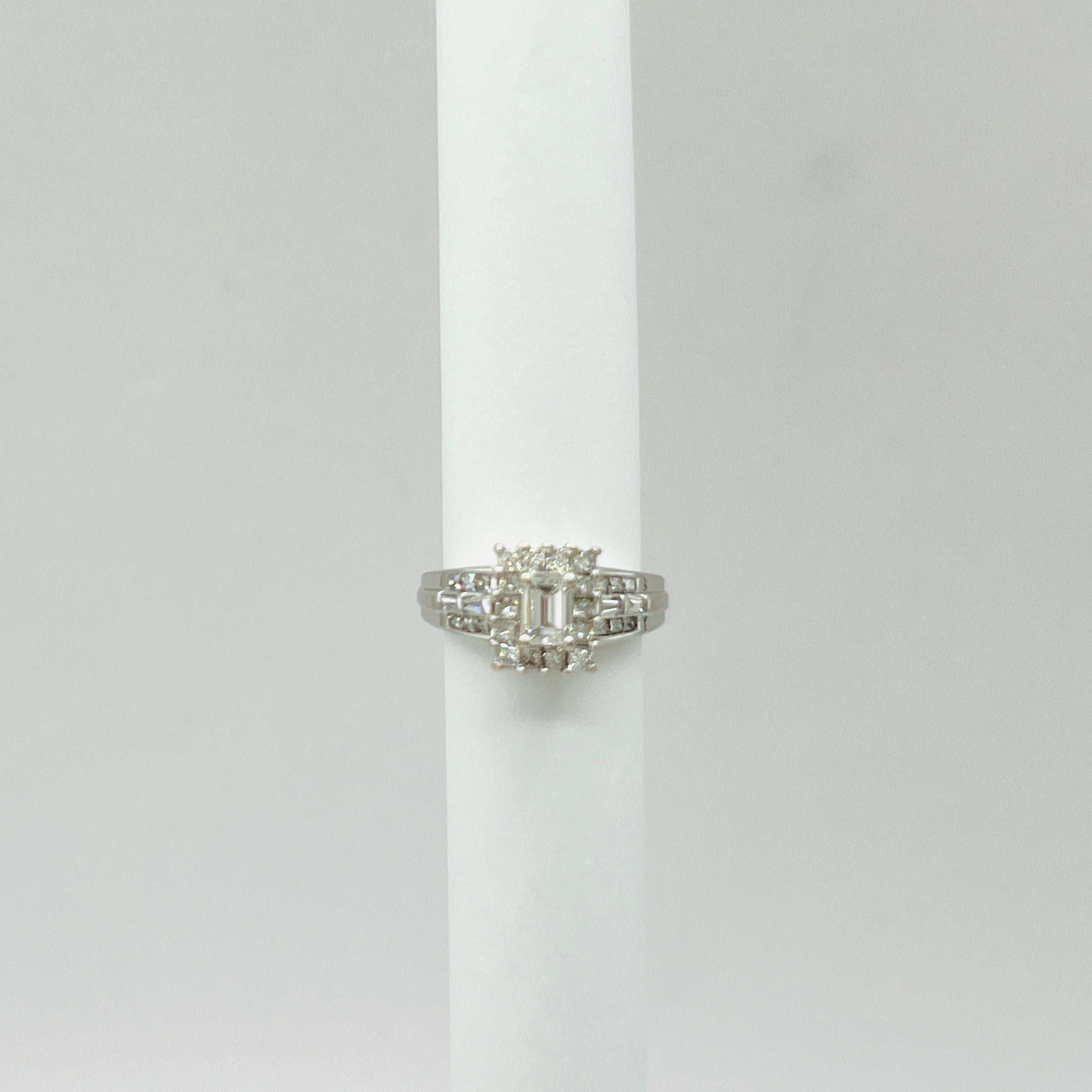 da uomo o donna Anello con diamante bianco taglio smeraldo, baguette e rotondo in oro bianco 18 carati in vendita