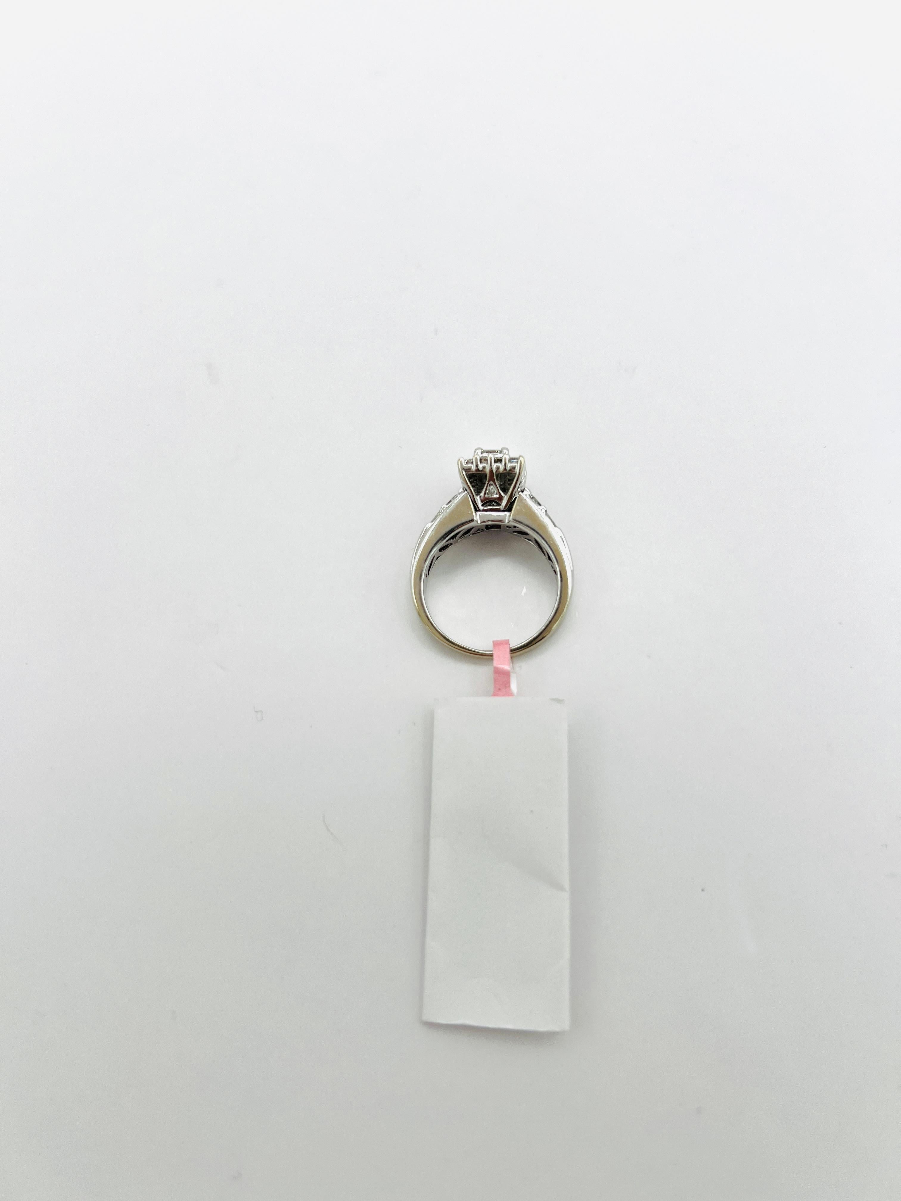 Anello con diamante bianco taglio smeraldo, baguette e rotondo in oro bianco 18 carati in vendita 1