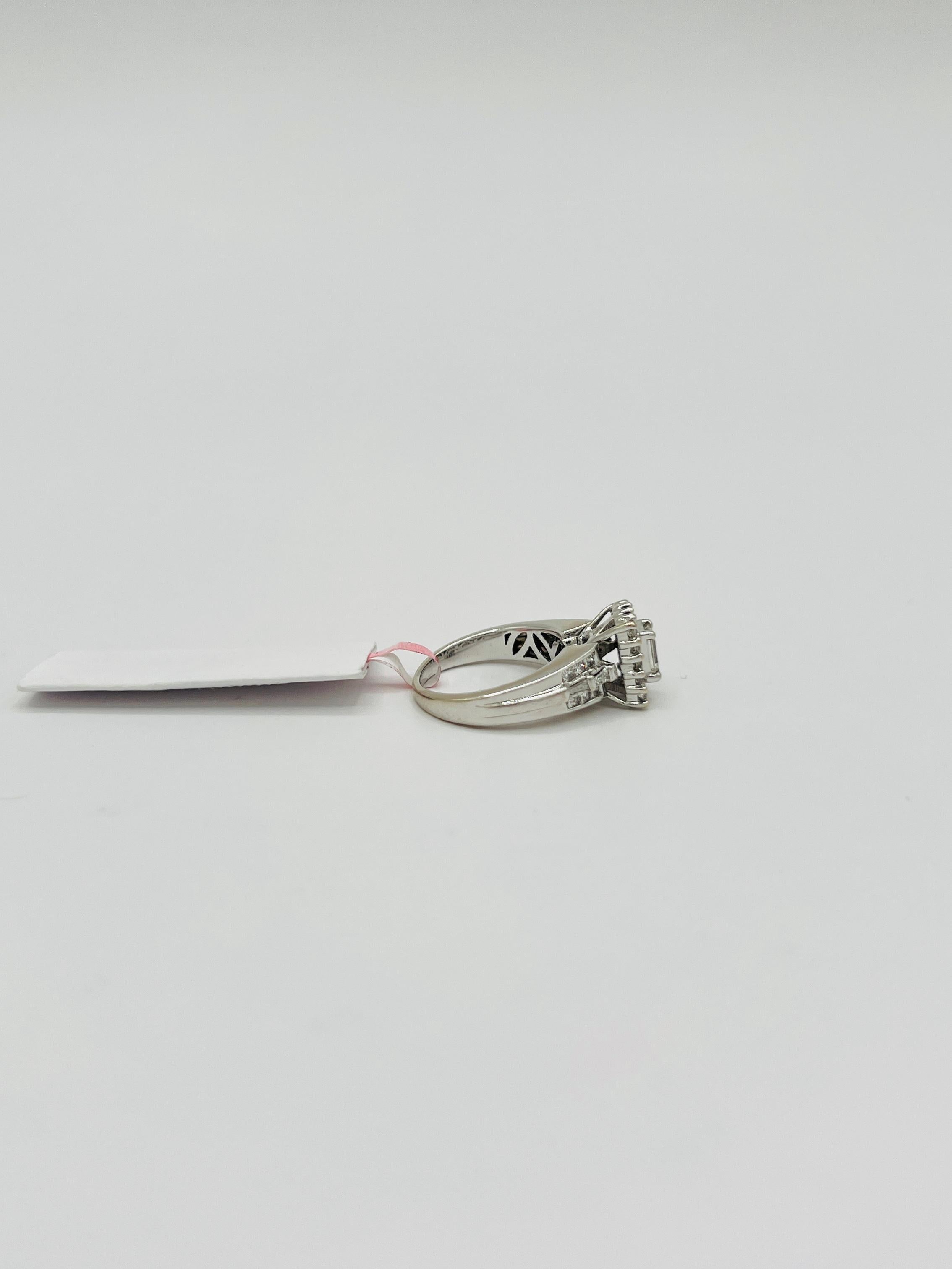 Anello con diamante bianco taglio smeraldo, baguette e rotondo in oro bianco 18 carati in vendita 2