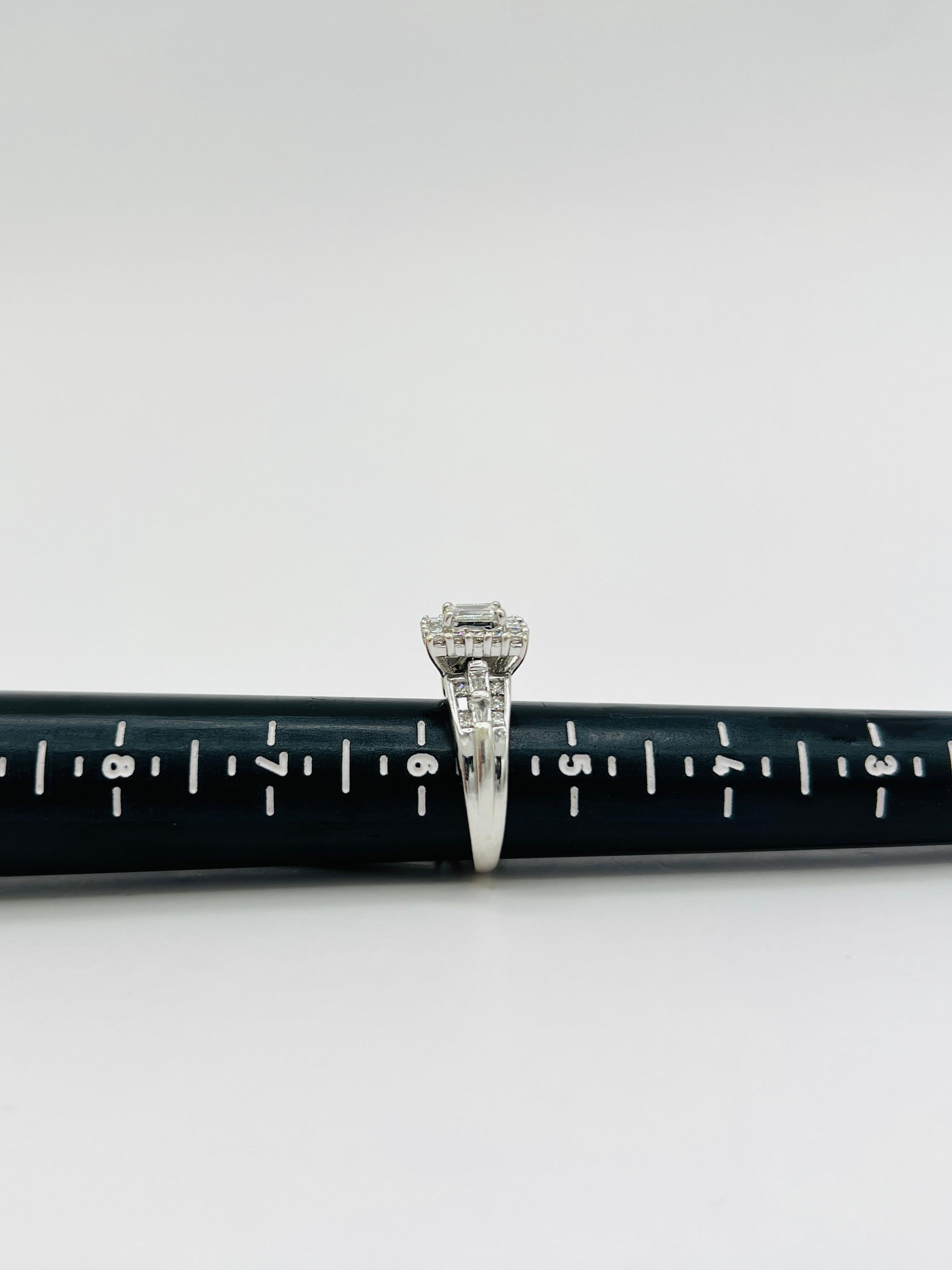 Anello con diamante bianco taglio smeraldo, baguette e rotondo in oro bianco 18 carati in vendita 3