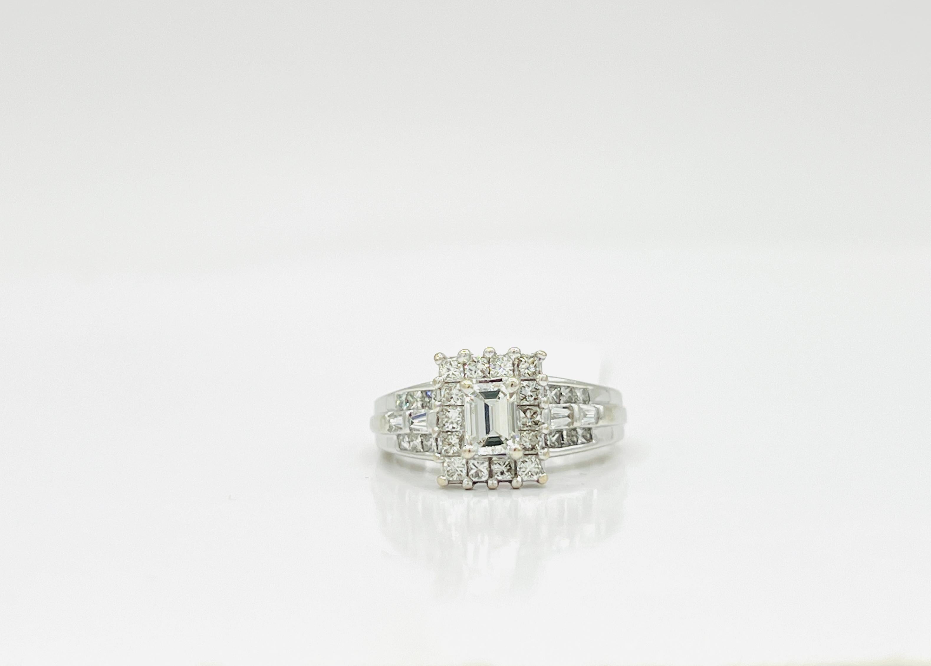Anello con diamante bianco taglio smeraldo, baguette e rotondo in oro bianco 18 carati in vendita 4