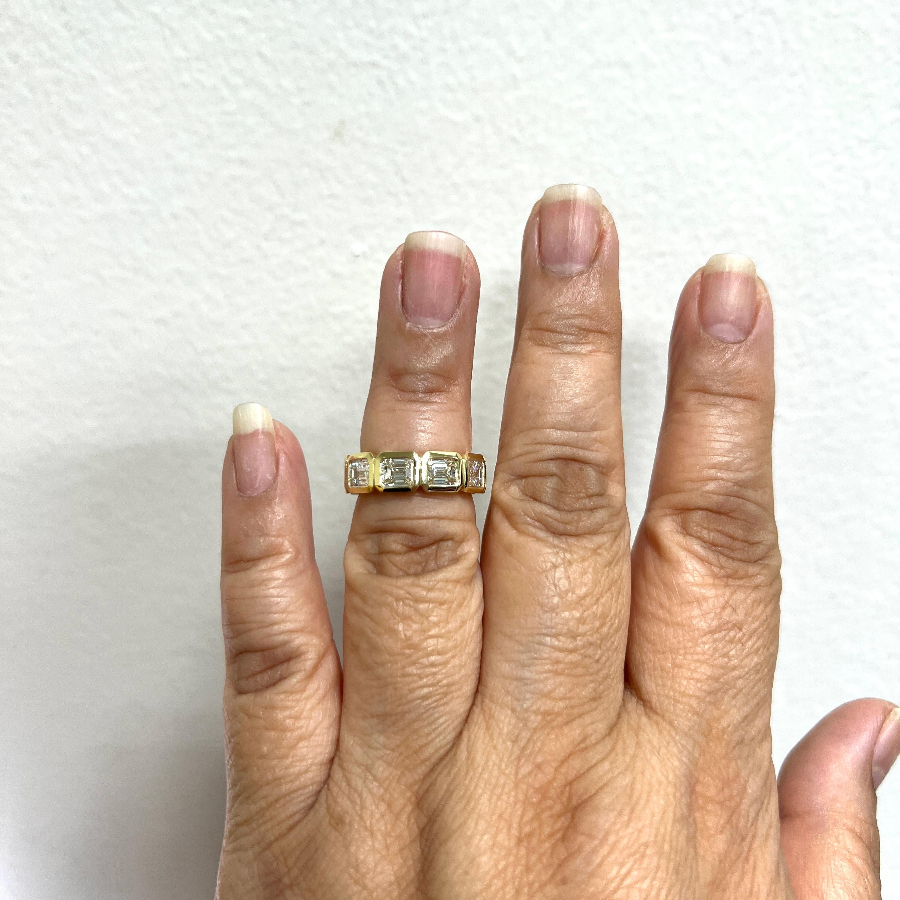Splendido diamante bianco da 4.88 ct. con taglio a smeraldo.  un totale di 10 pietre.  Realizzato a mano in oro giallo 18 carati.  La misura dell'anello è 5,5. 