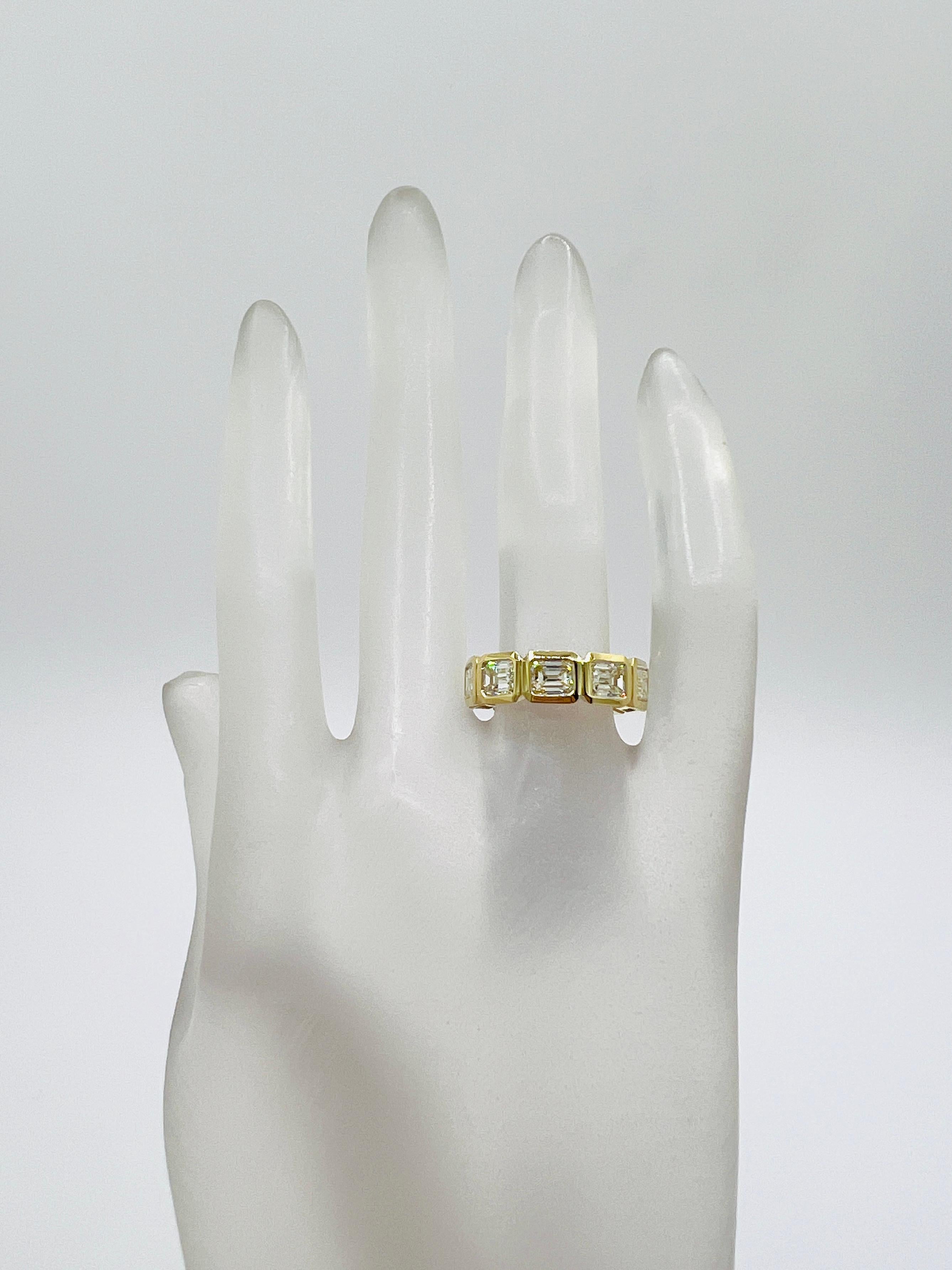 Taglio smeraldo Fascia per l'eternità in oro giallo 18 carati con diamante bianco taglio smeraldo e castone est-ovest in vendita