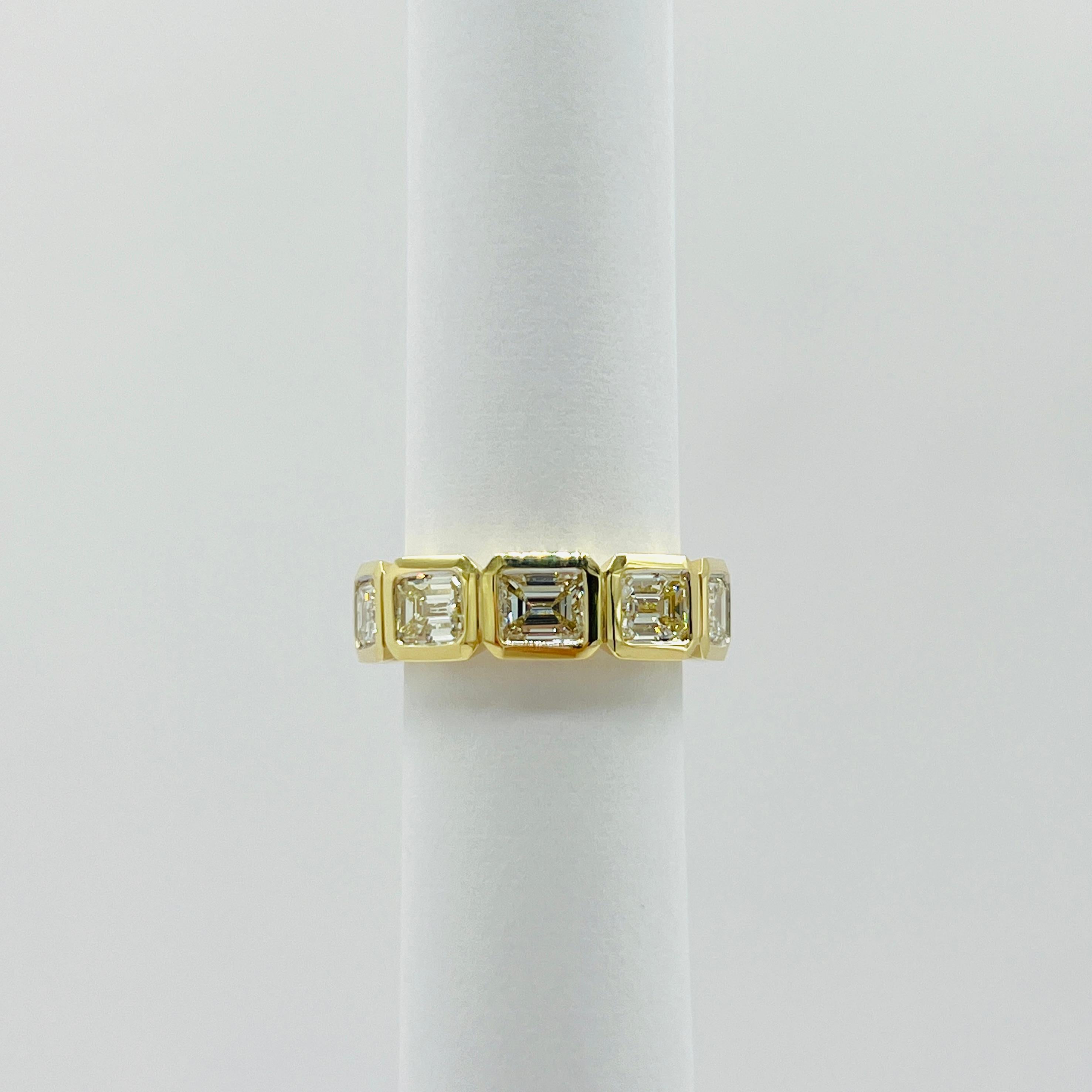 Fascia per l'eternità in oro giallo 18 carati con diamante bianco taglio smeraldo e castone est-ovest In condizioni Nuovo in vendita a Los Angeles, CA