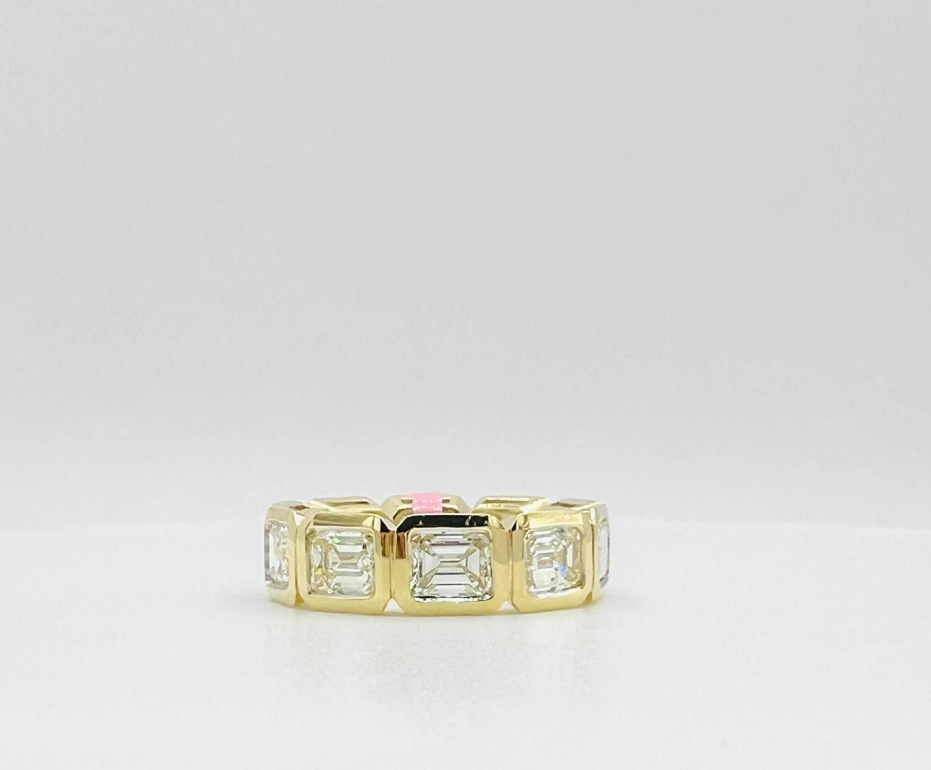 da uomo o donna Fascia per l'eternità in oro giallo 18 carati con diamante bianco taglio smeraldo e castone est-ovest in vendita