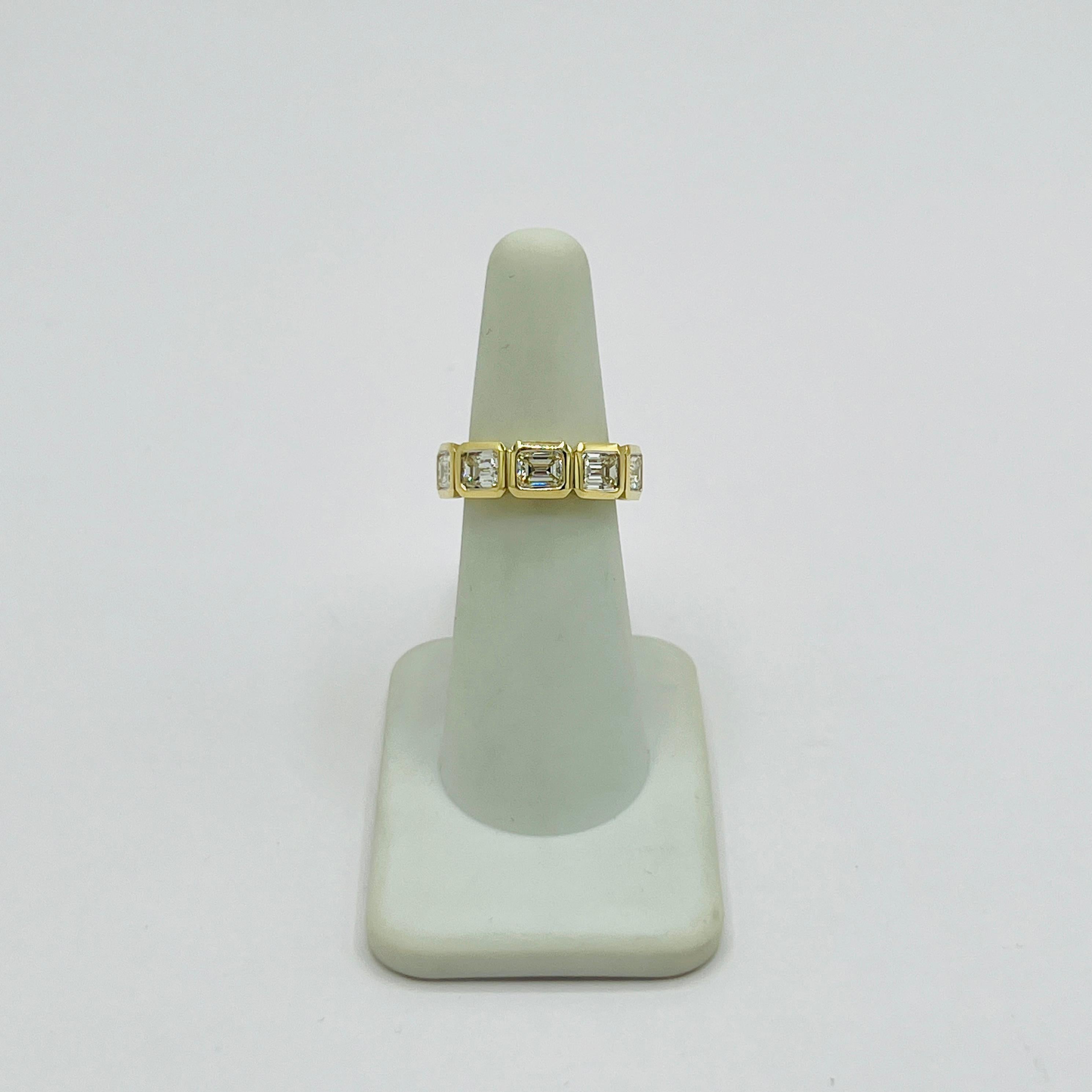 Fascia per l'eternità in oro giallo 18 carati con diamante bianco taglio smeraldo e castone est-ovest in vendita 1