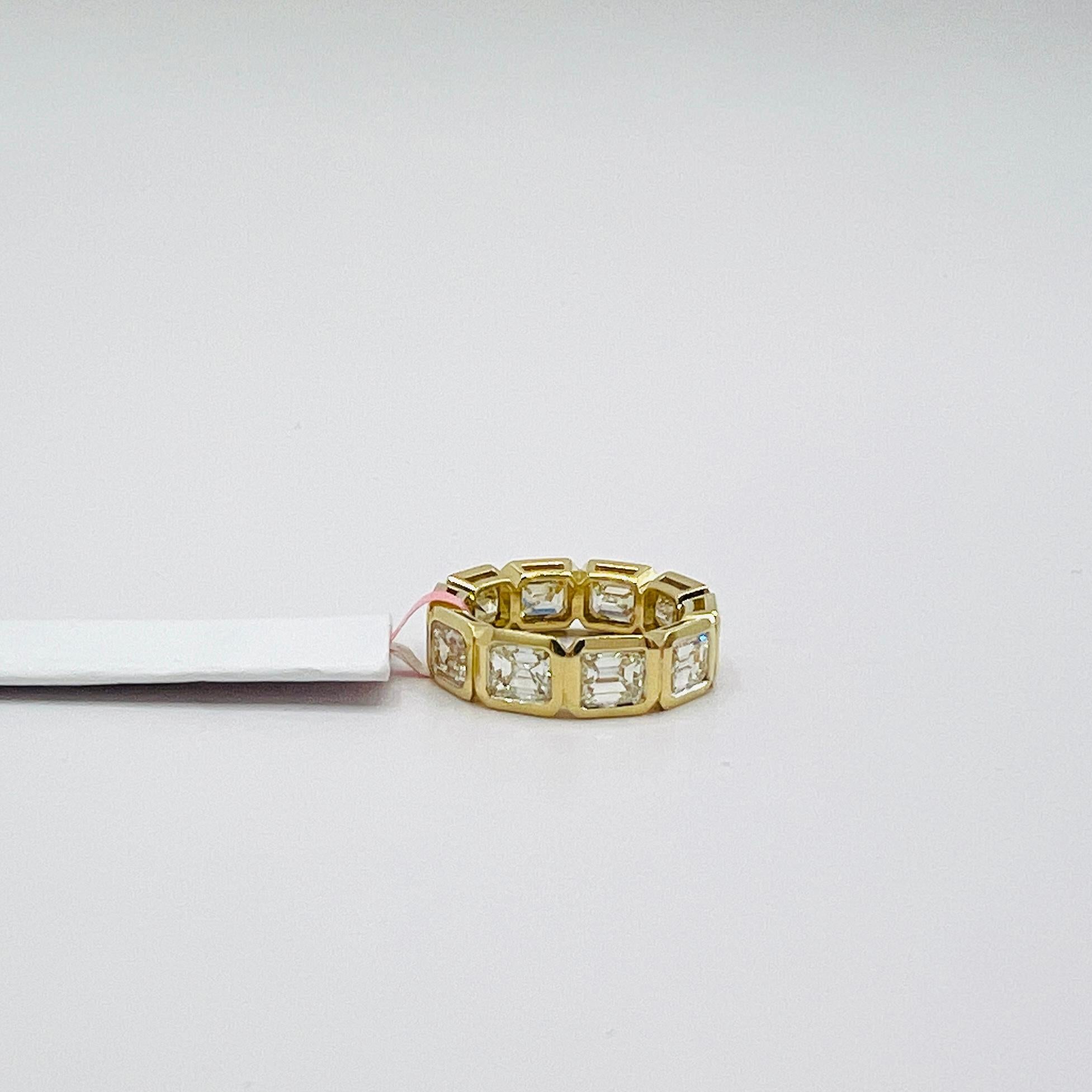 Fascia per l'eternità in oro giallo 18 carati con diamante bianco taglio smeraldo e castone est-ovest in vendita 2