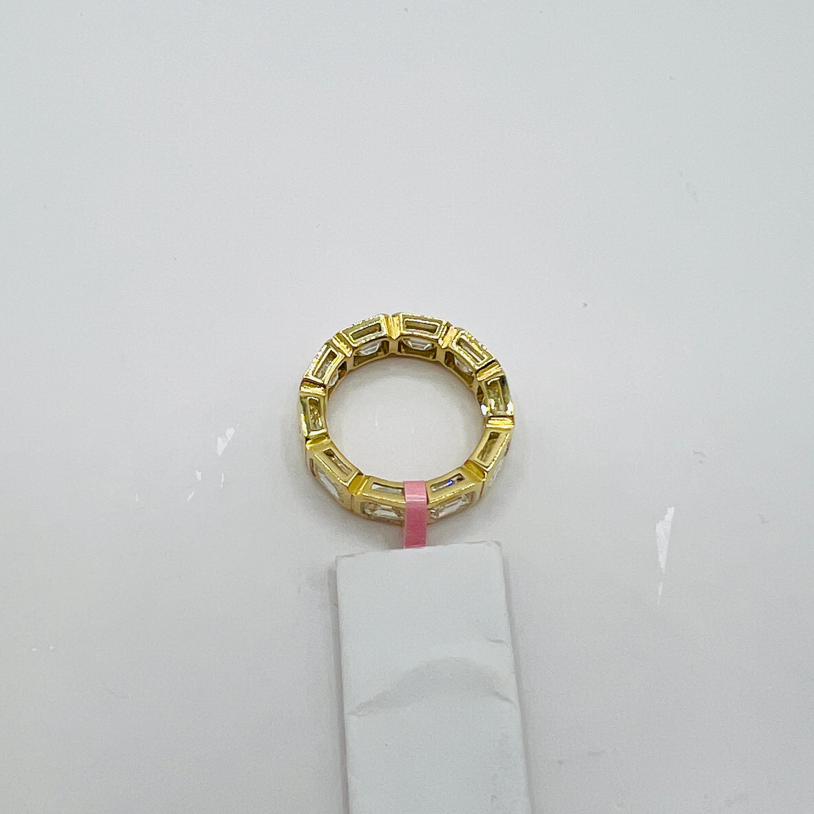 Fascia per l'eternità in oro giallo 18 carati con diamante bianco taglio smeraldo e castone est-ovest in vendita 3