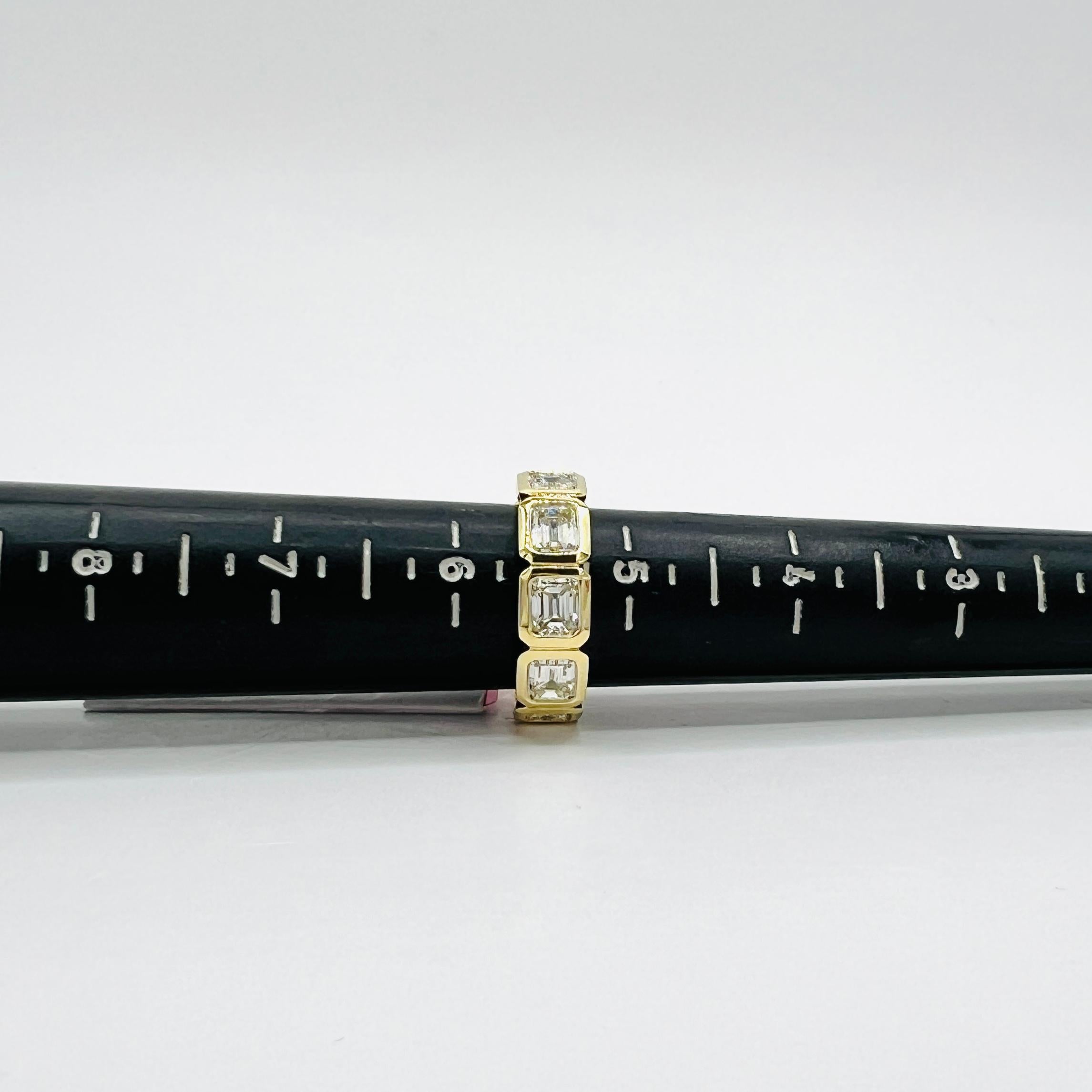 Fascia per l'eternità in oro giallo 18 carati con diamante bianco taglio smeraldo e castone est-ovest in vendita 4