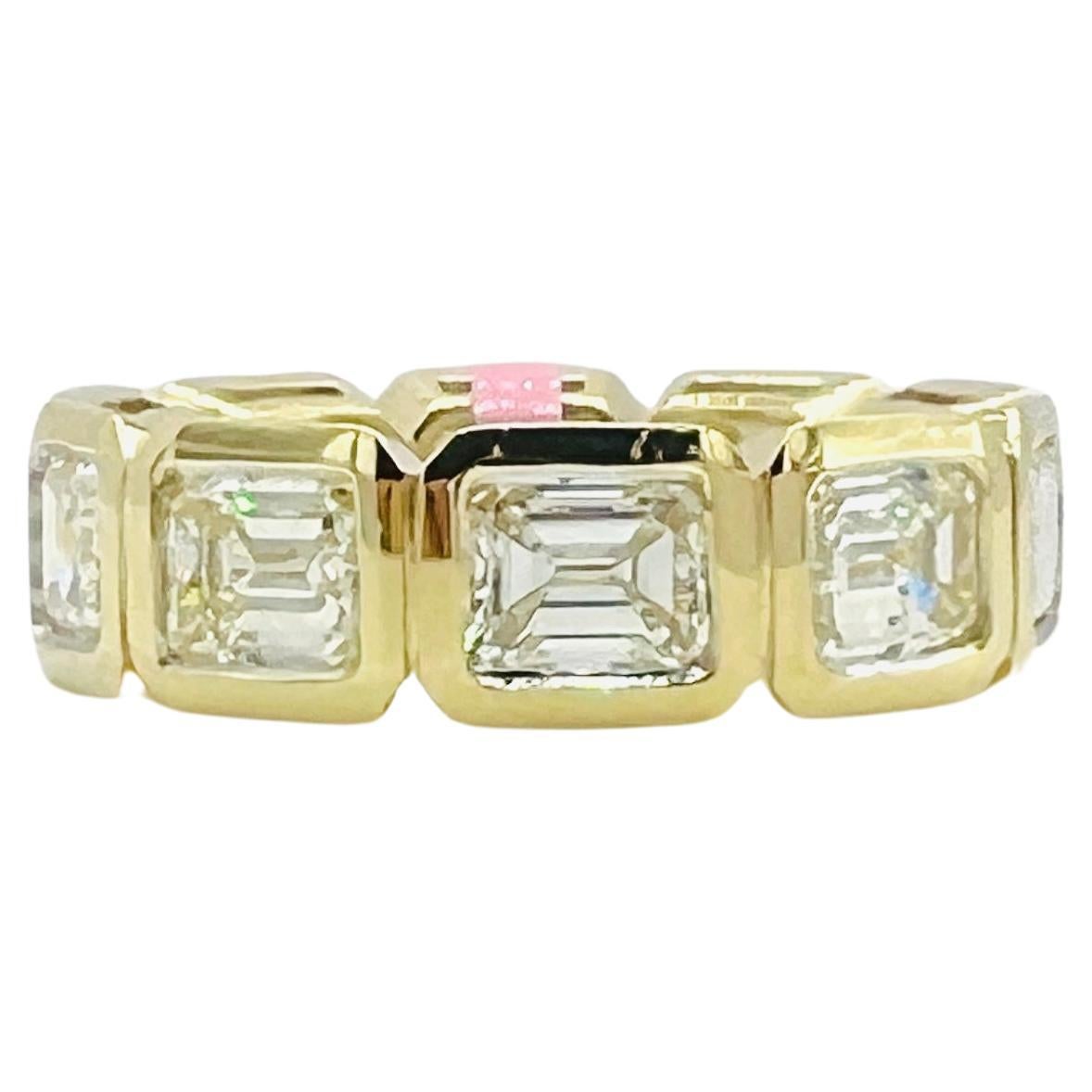 Fascia per l'eternità in oro giallo 18 carati con diamante bianco taglio smeraldo e castone est-ovest