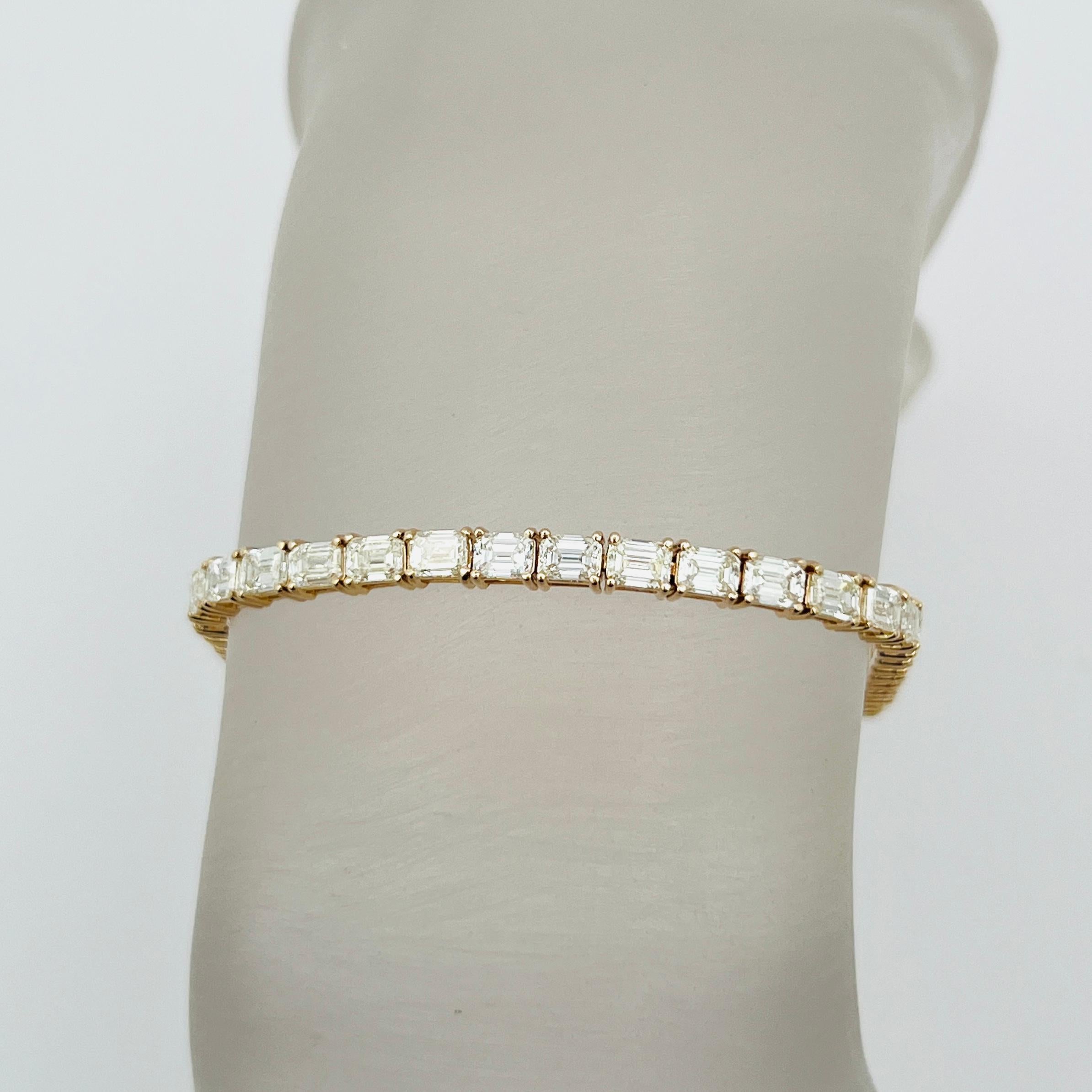 Precioso diamante blanco talla esmeralda de 10.25 ct.  Un total de 42 piedras.  Hecho a mano en oro amarillo de 14 quilates.  La longitud es de 7