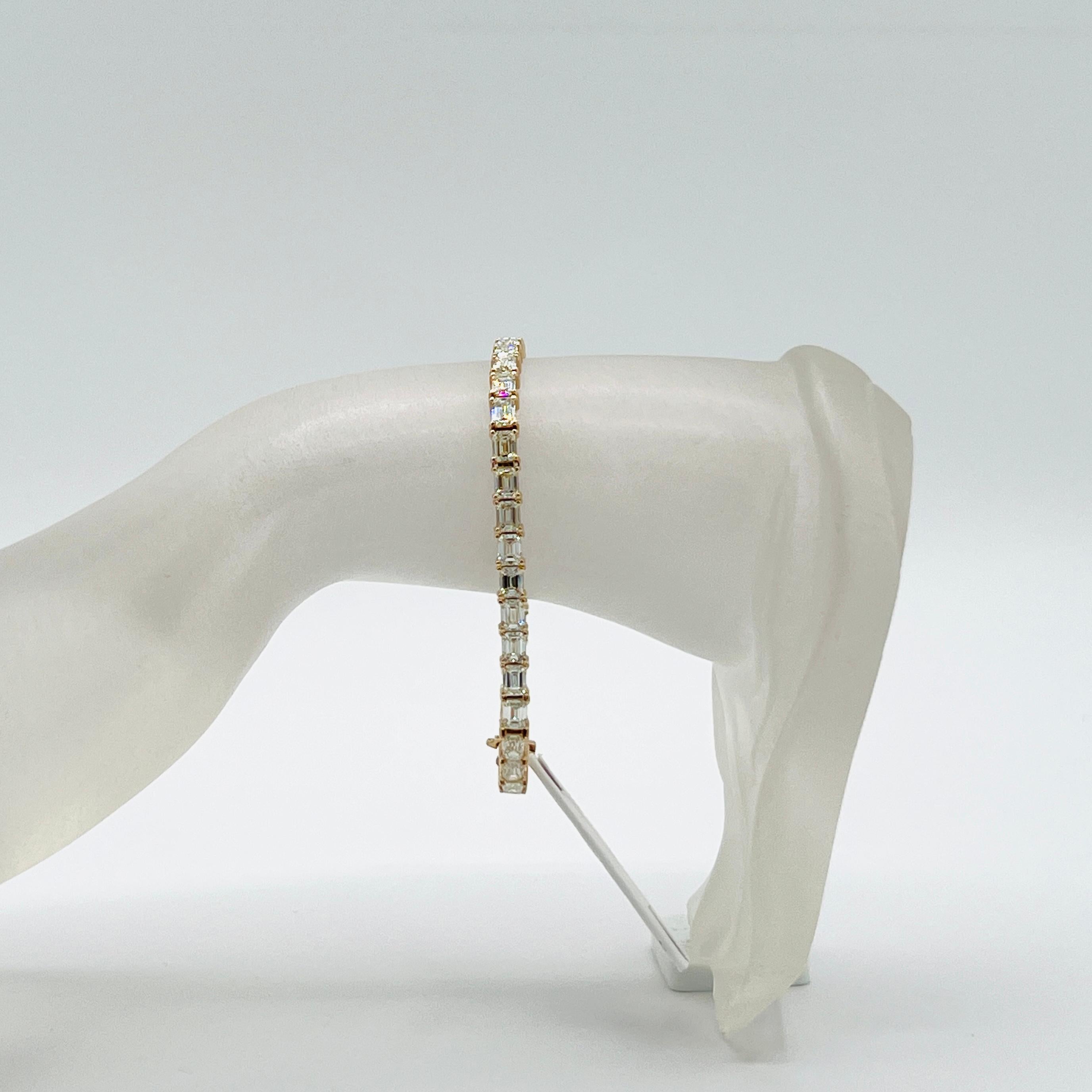 Diamante blanco talla esmeralda Pulsera de tenis Este Oeste  en  oro amarillo de 14 quilates Corte esmeralda en venta