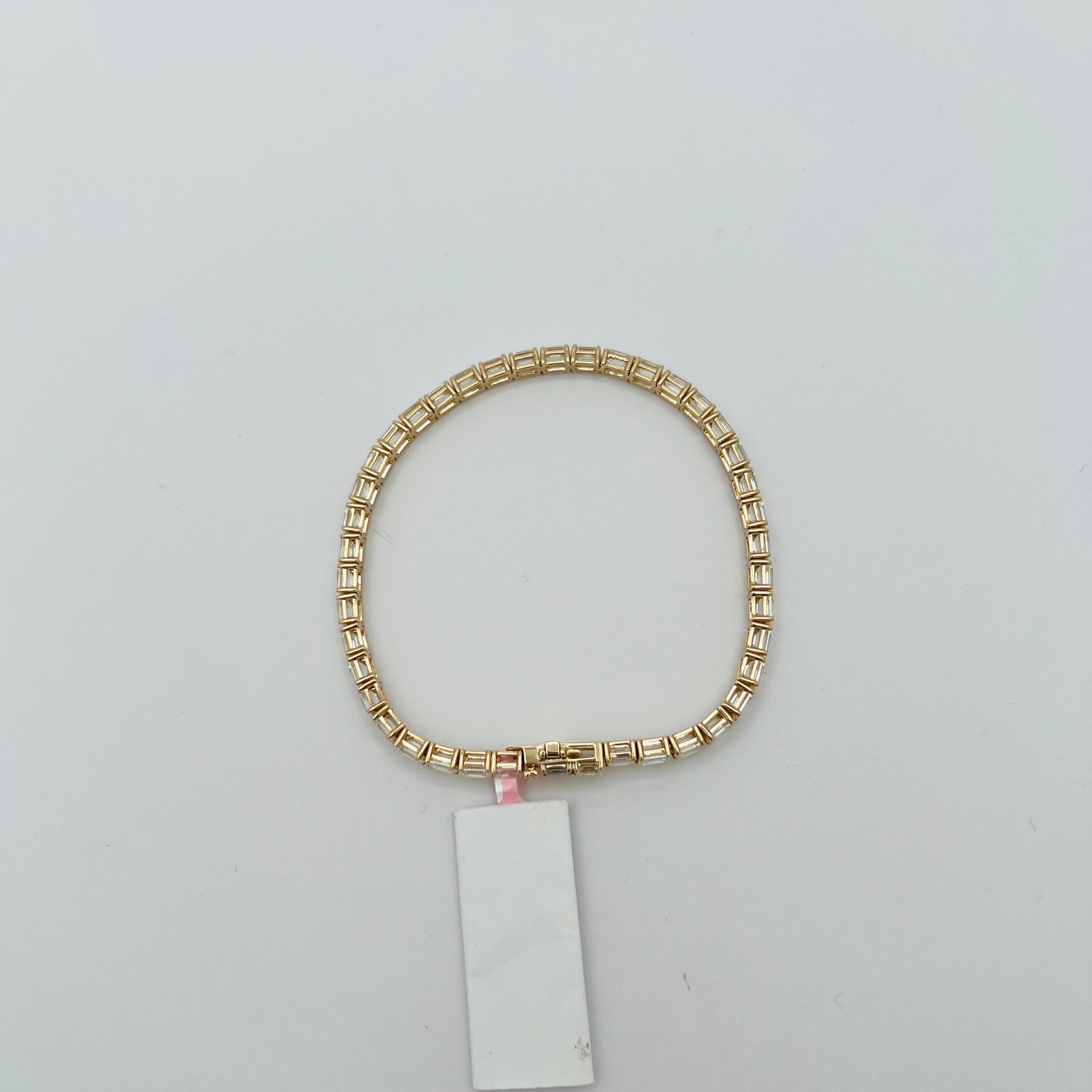 Diamante blanco talla esmeralda Pulsera de tenis Este Oeste  en  oro amarillo de 14 quilates en venta 2