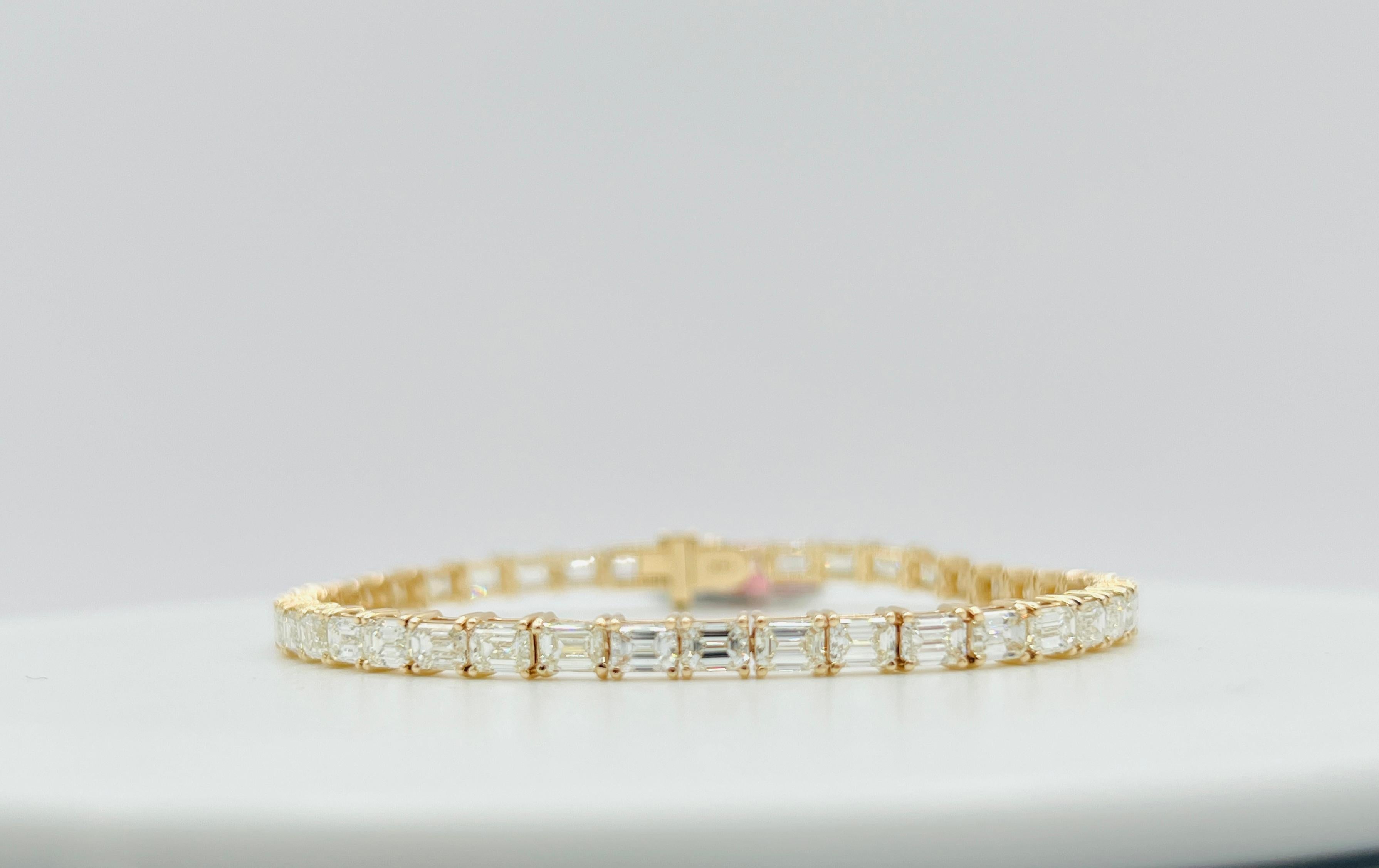 Diamante blanco talla esmeralda Pulsera de tenis Este Oeste  en  oro amarillo de 14 quilates en venta 4